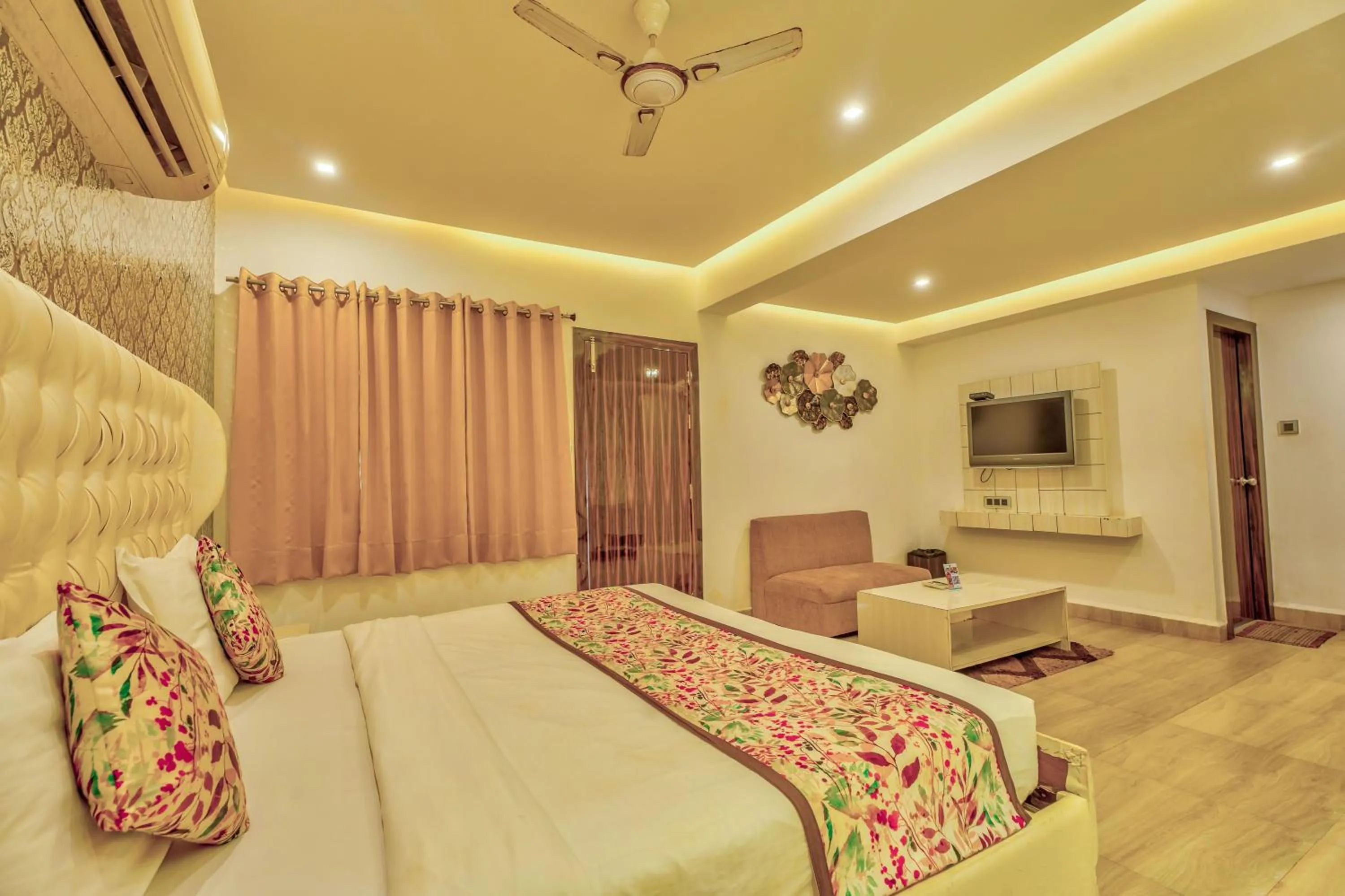 Communal lounge/ TV room, Bed in The Boho, Vagator Beach Goa Near Thalassa