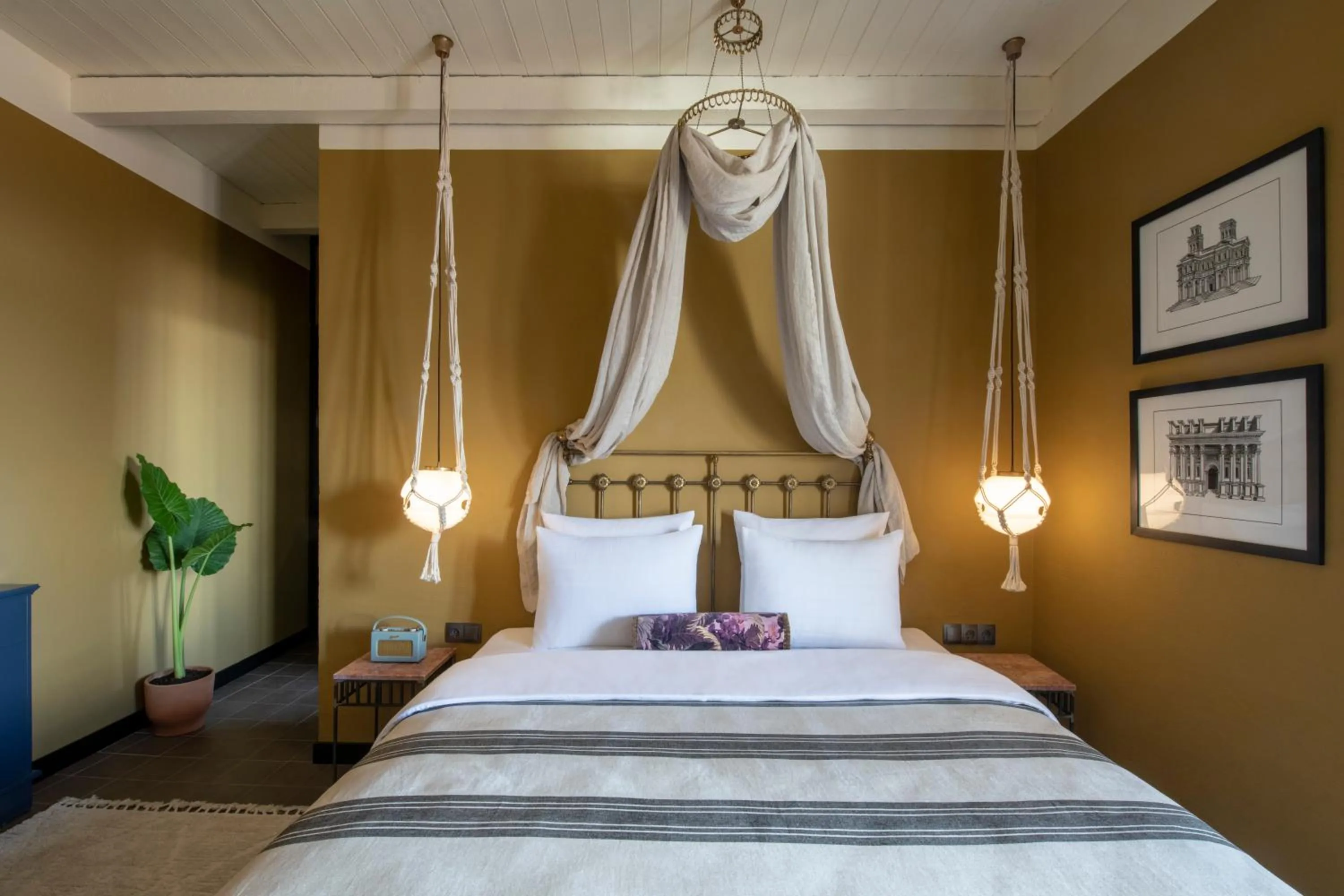 Photo of the whole room, Bed in Communal Hotel Telavi