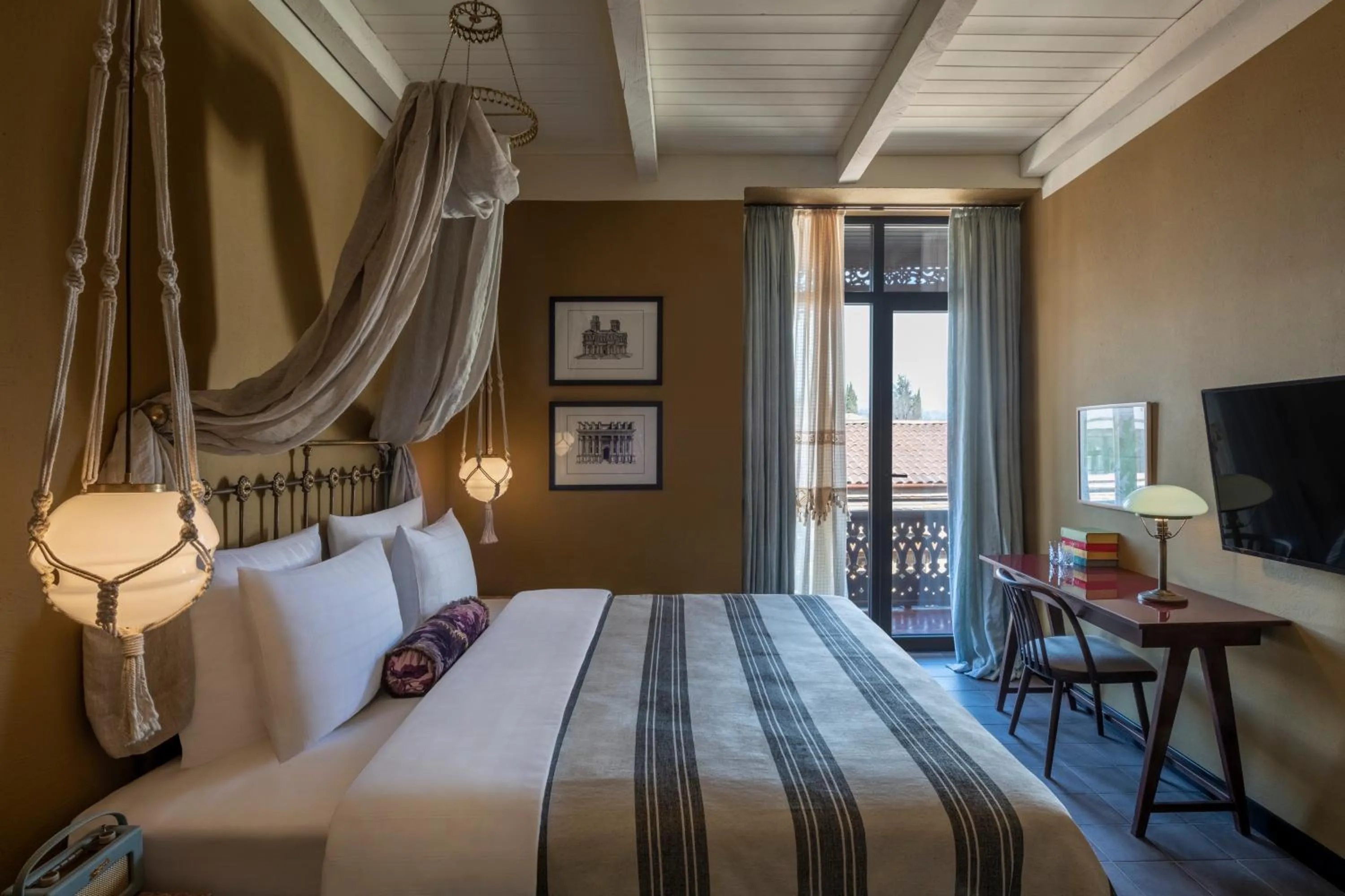 Photo of the whole room, Bed in Communal Hotel Telavi