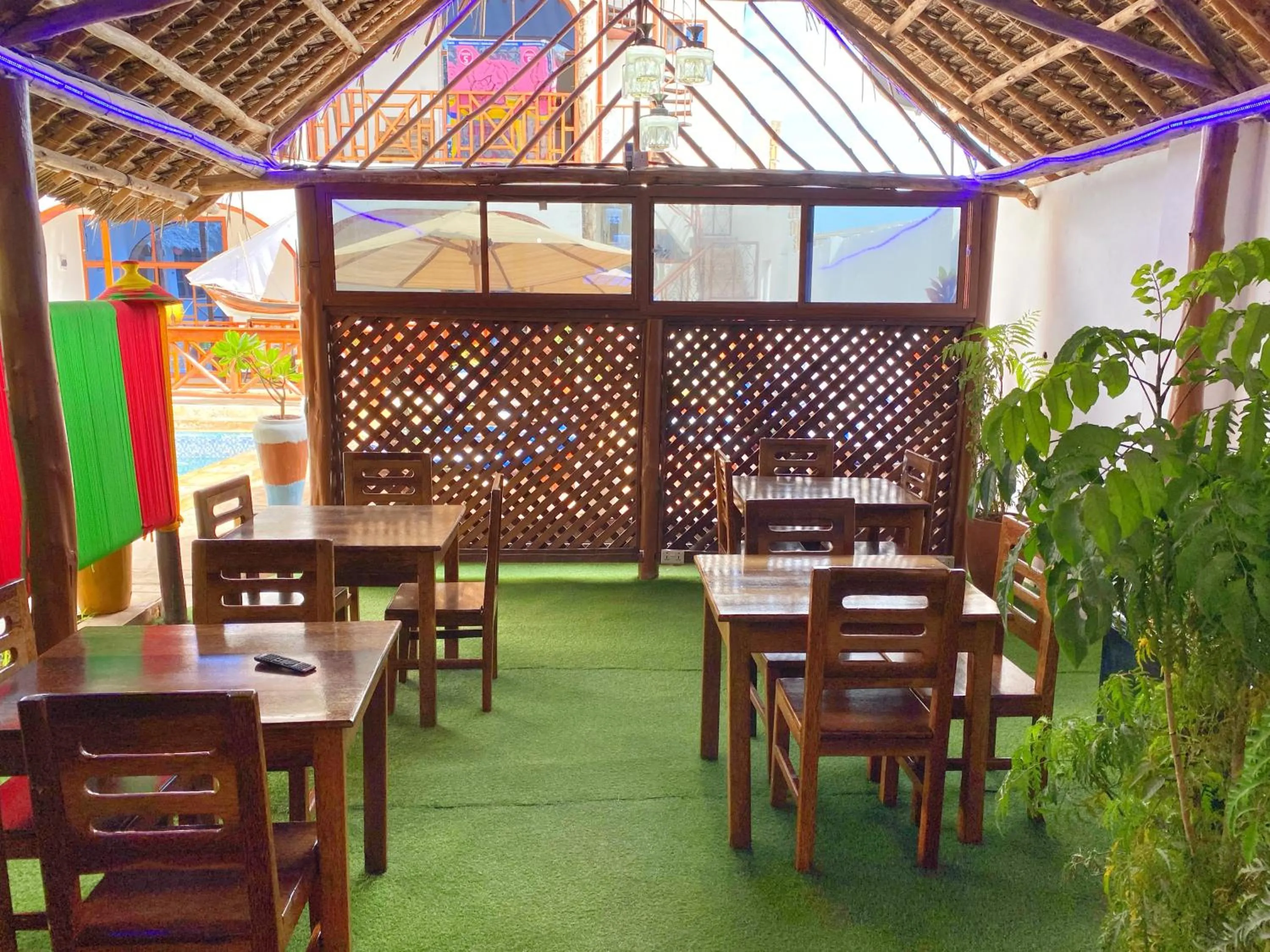 Restaurant/places to eat in Utulivu Bungalow