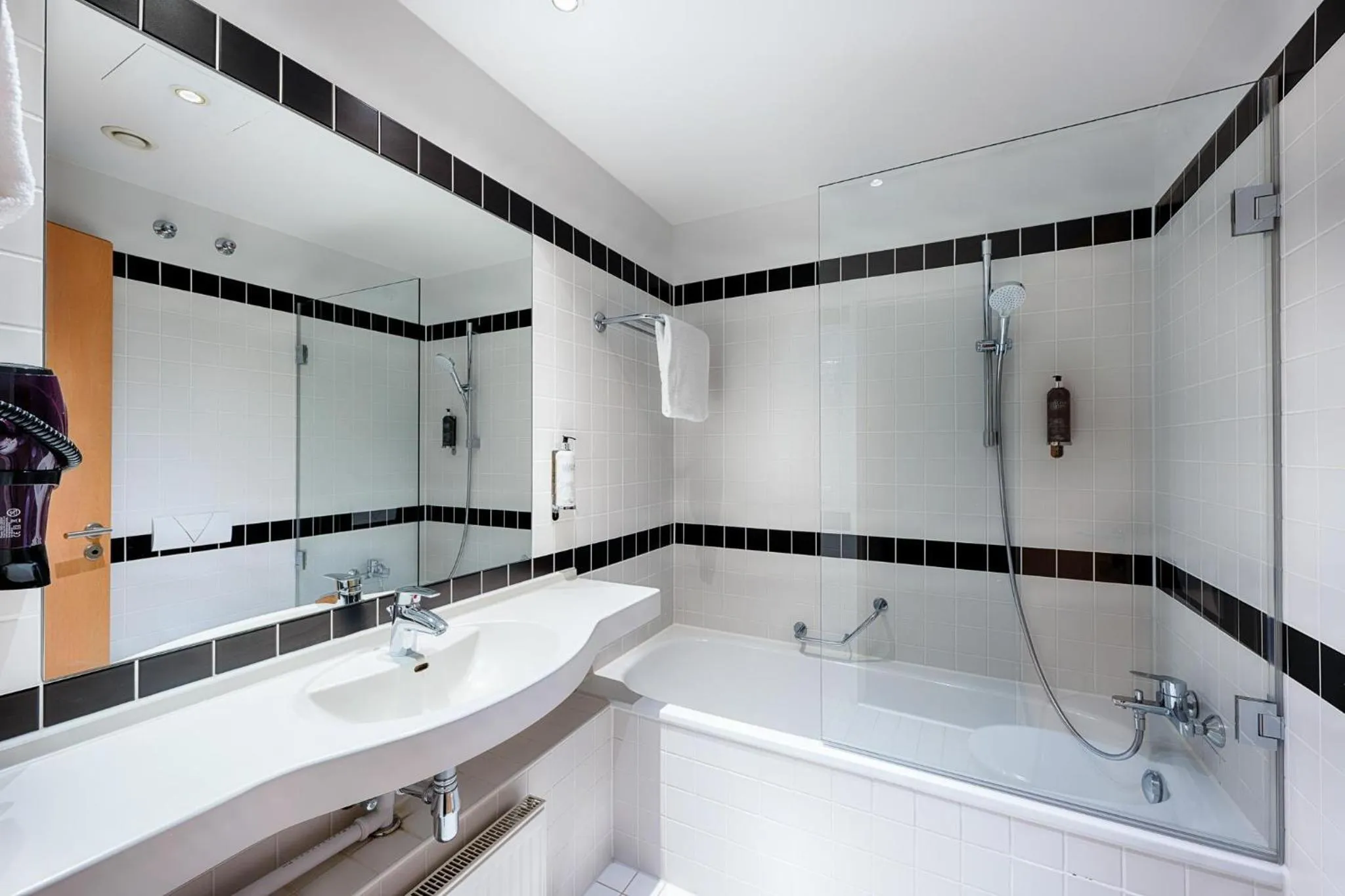 Bathroom in Premier Inn München City Ost