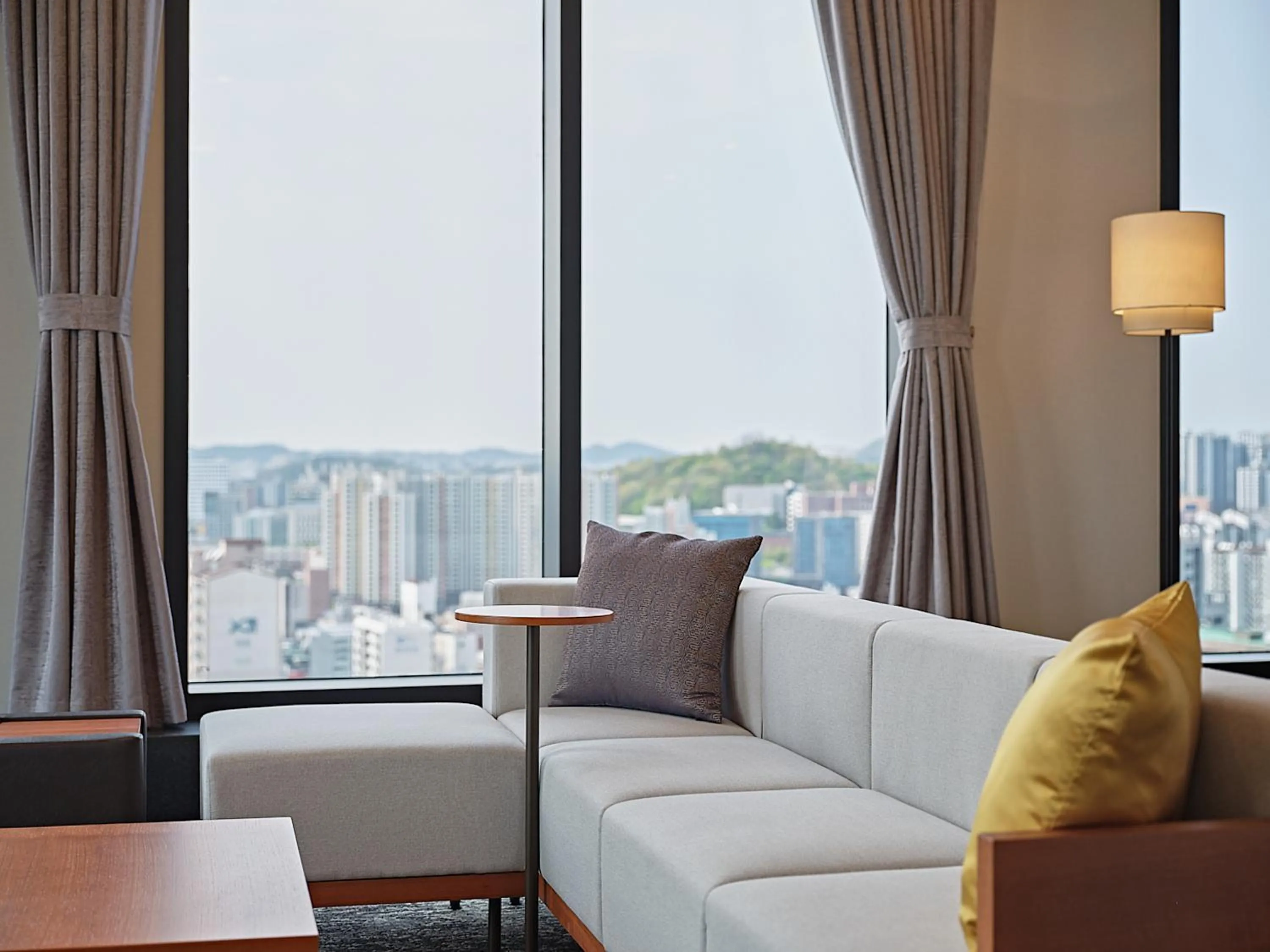 Living room in Roynet Hotel Seoul Mapo