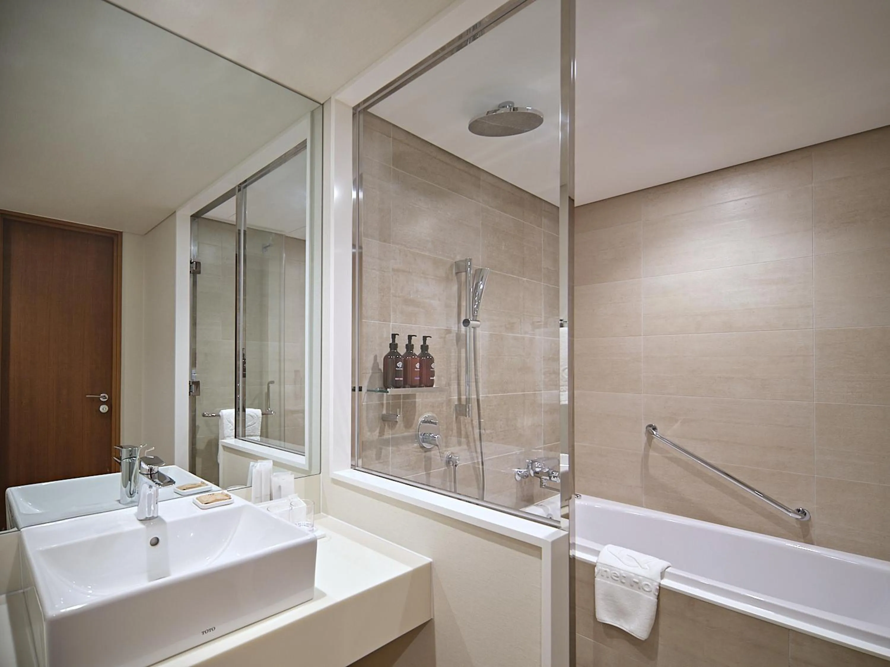 Bathroom in Roynet Hotel Seoul Mapo