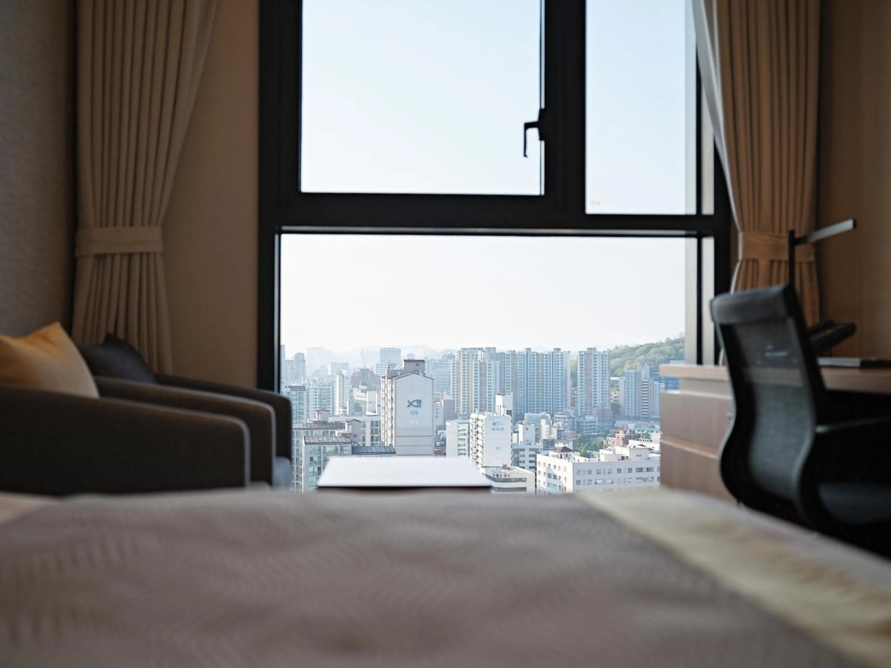 Bed in Roynet Hotel Seoul Mapo