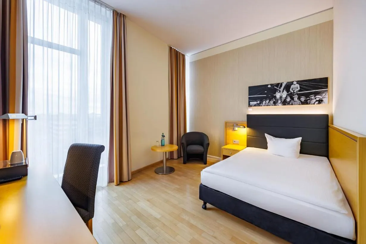 Photo of the whole room, Bed in Airporthotel Berlin-Adlershof
