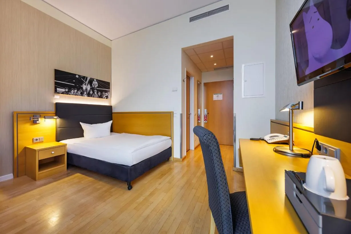 Photo of the whole room, Bed in Airporthotel Berlin-Adlershof