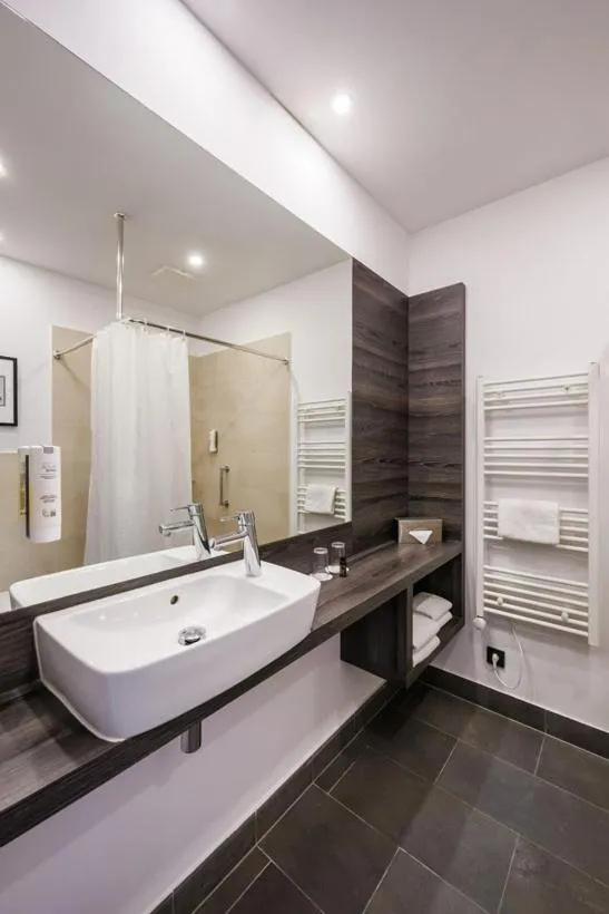 Bathroom in Airporthotel Berlin-Adlershof