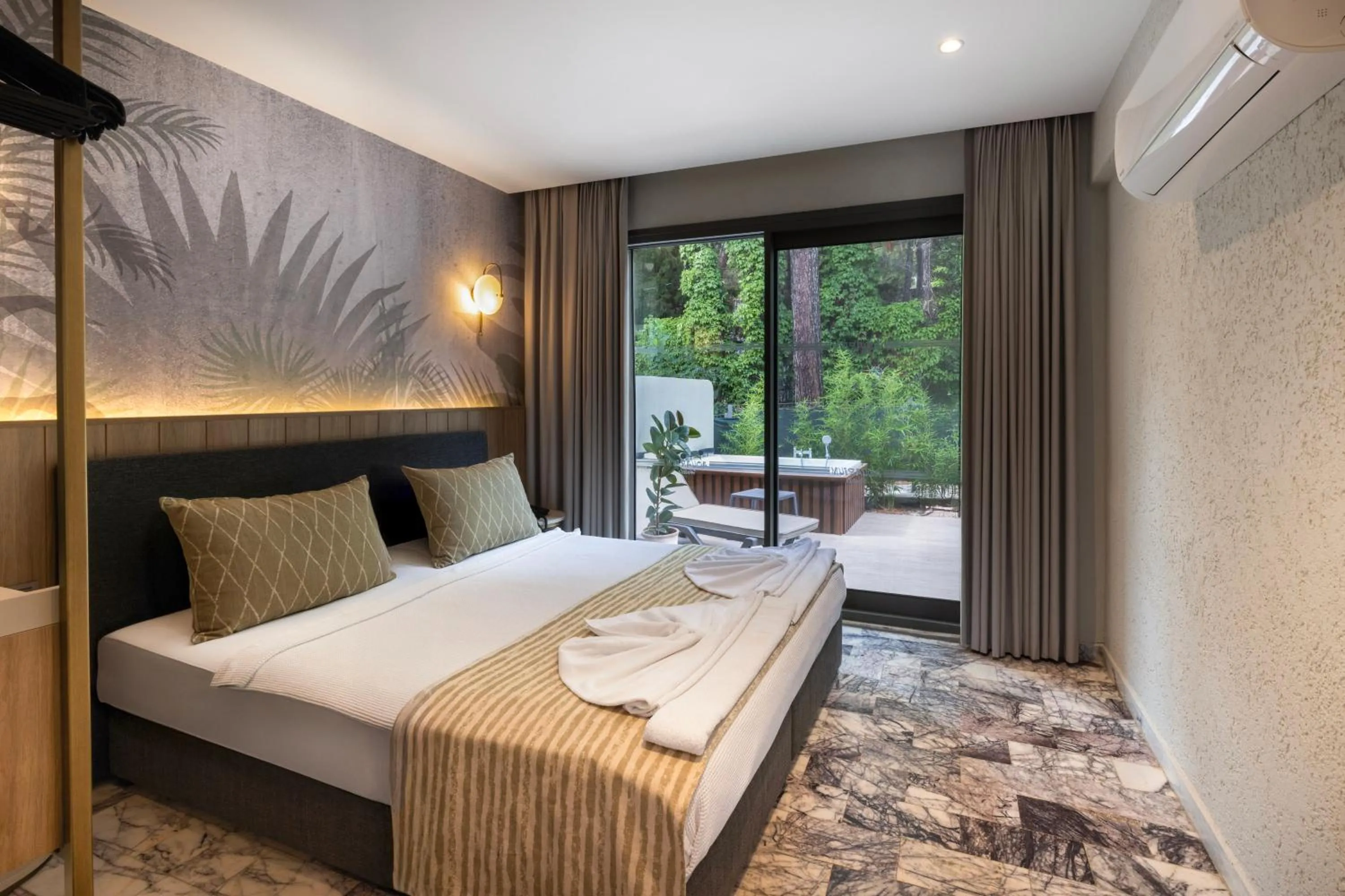 Bedroom, Bed in Club Aquarium