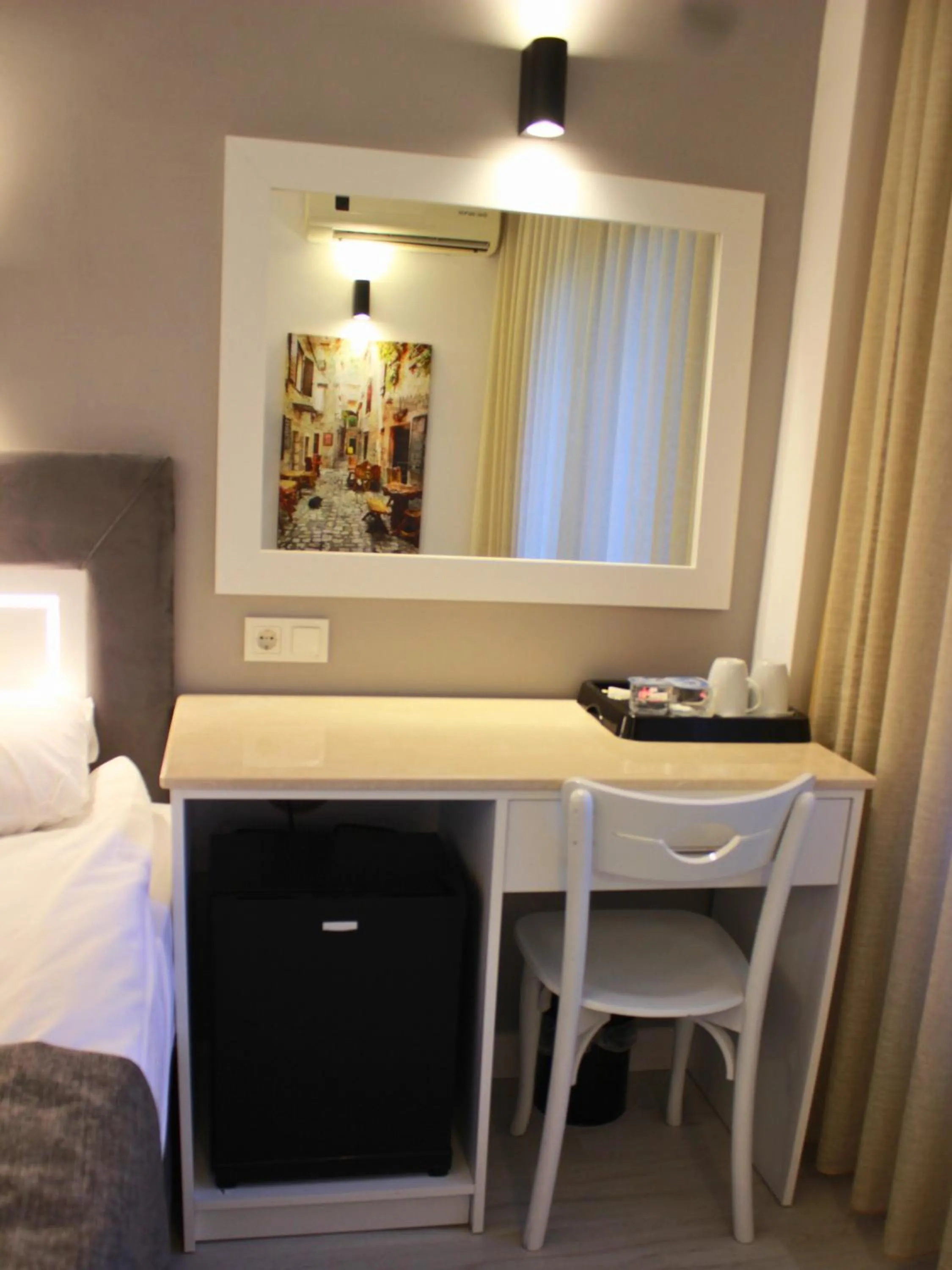 Dining area, Bed in Hotel Peninsula