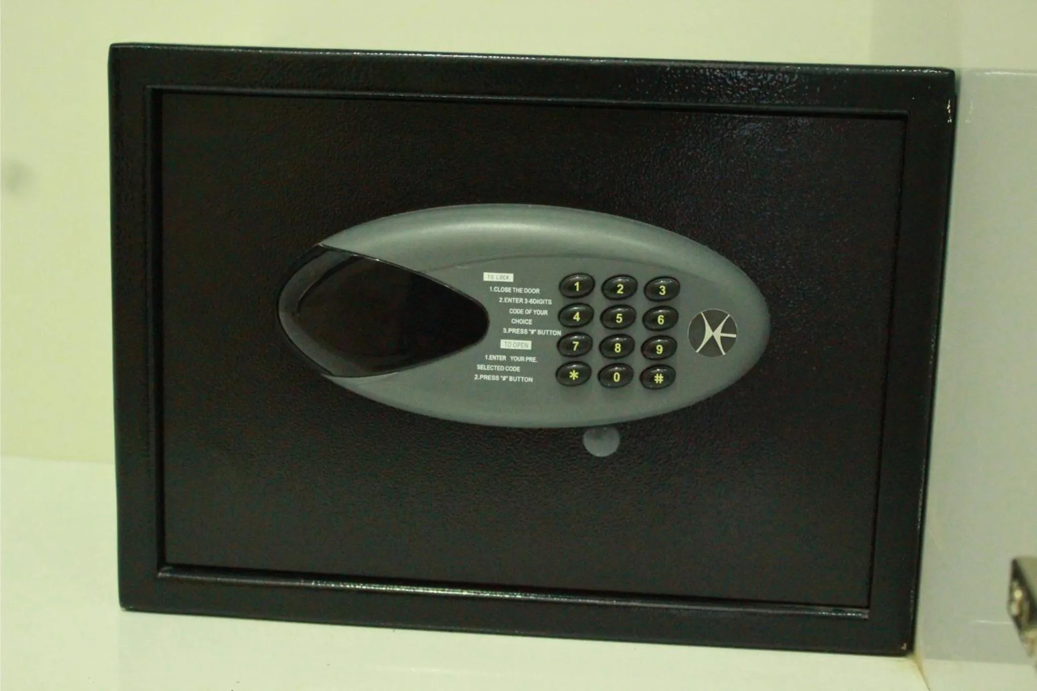 safe in Hotel Peninsula