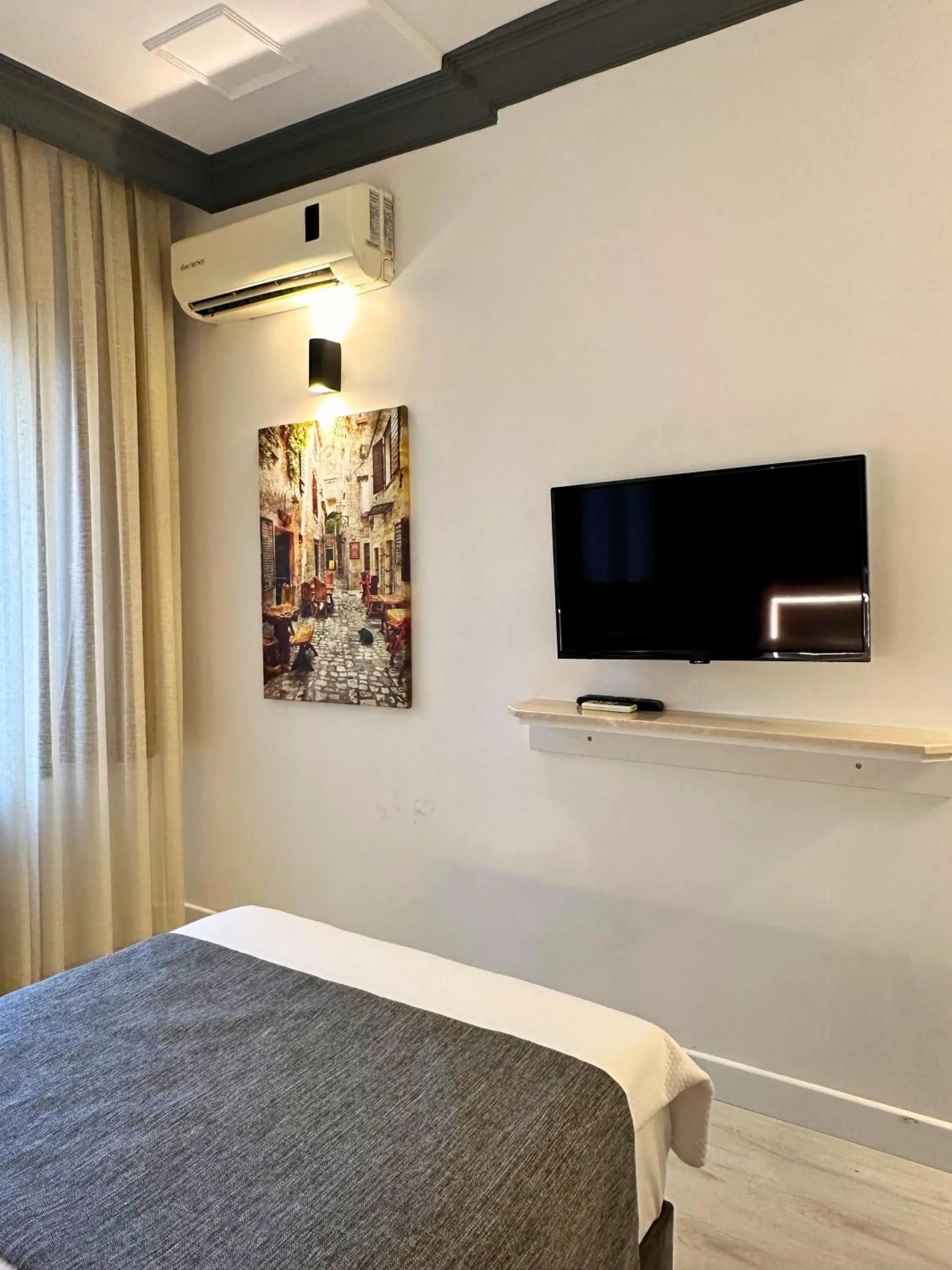 Photo of the whole room, Bed in Hotel Peninsula