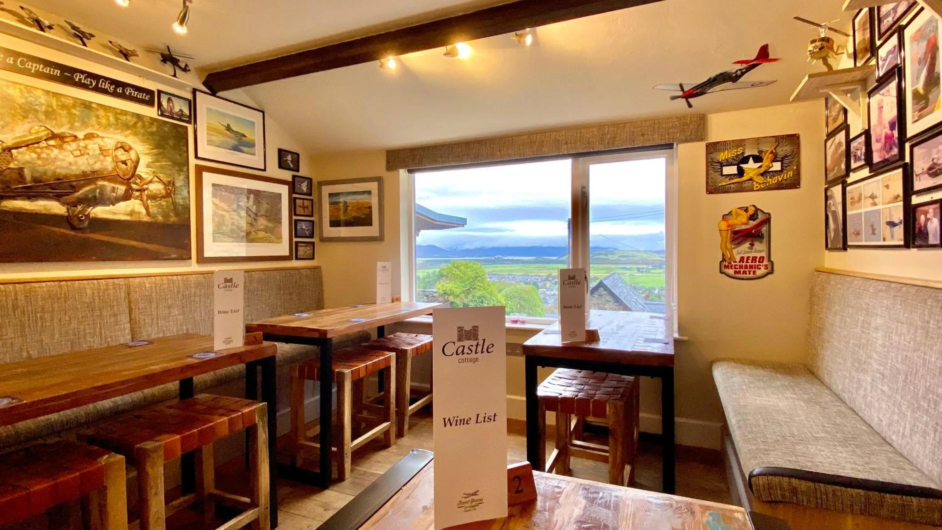 Lounge or bar in Castle Cottage Inn
