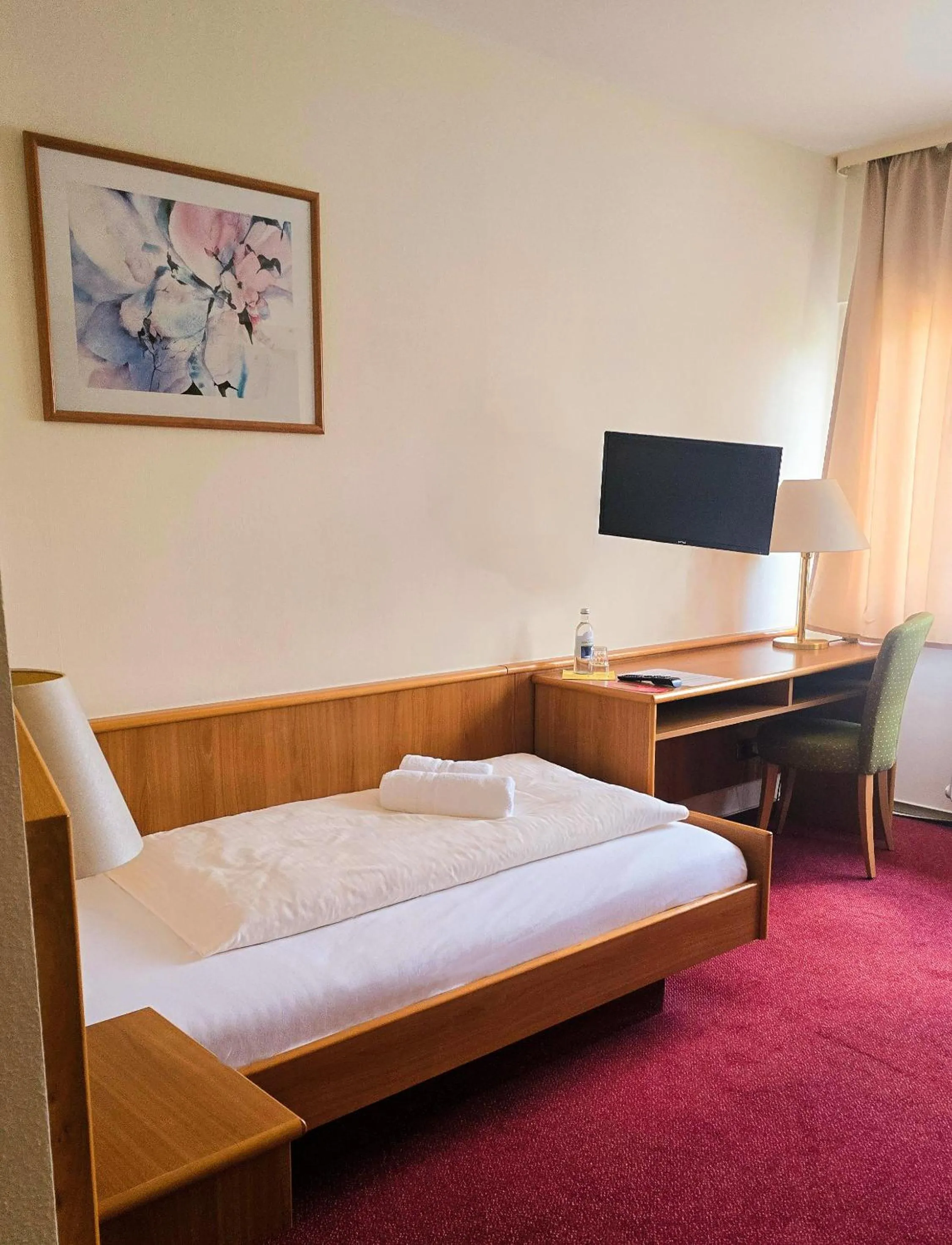 Photo of the whole room, Bed in Hotel zur Moselbrücke