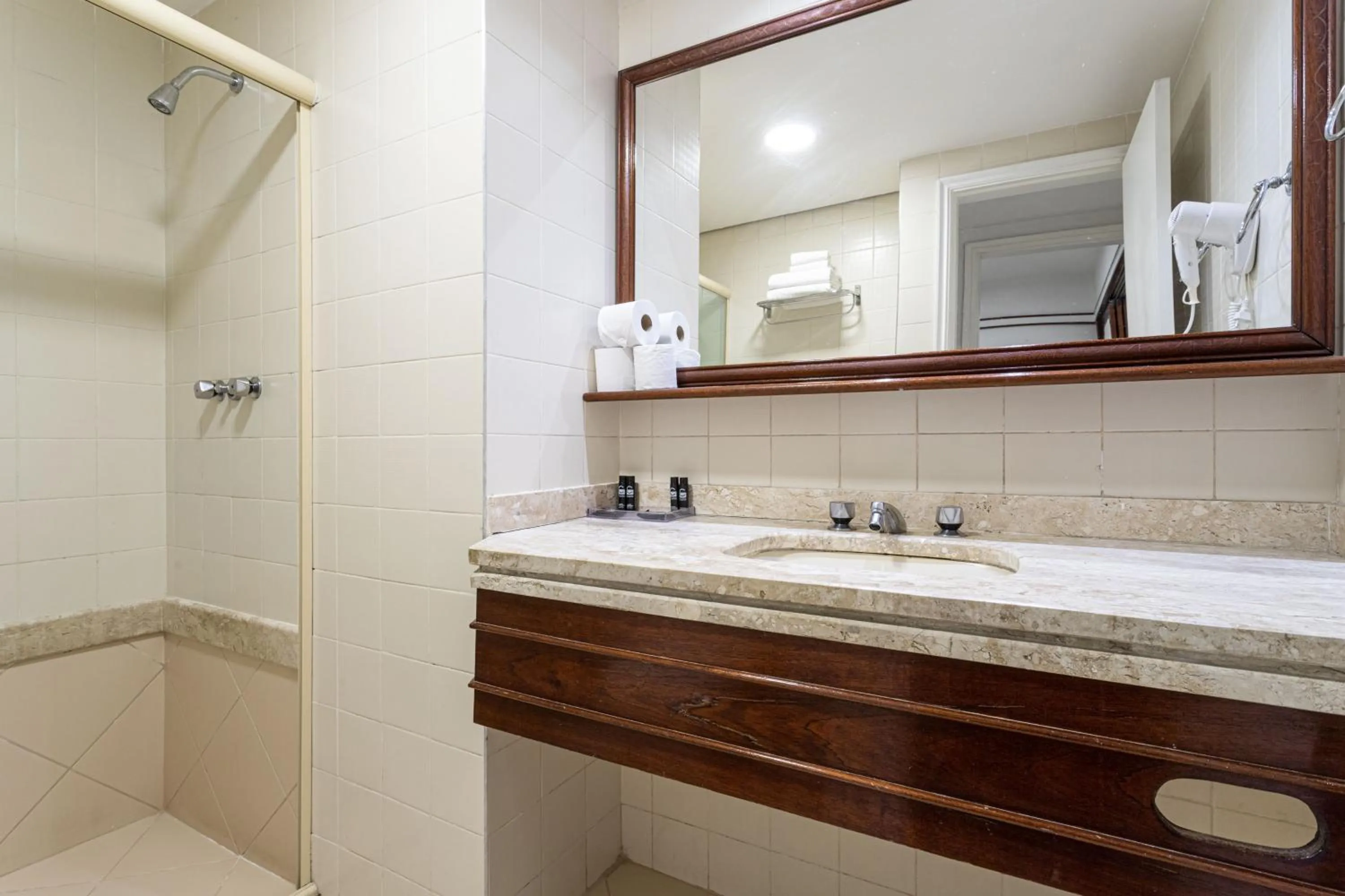 Shower in NewCiti Itaim by Charlie