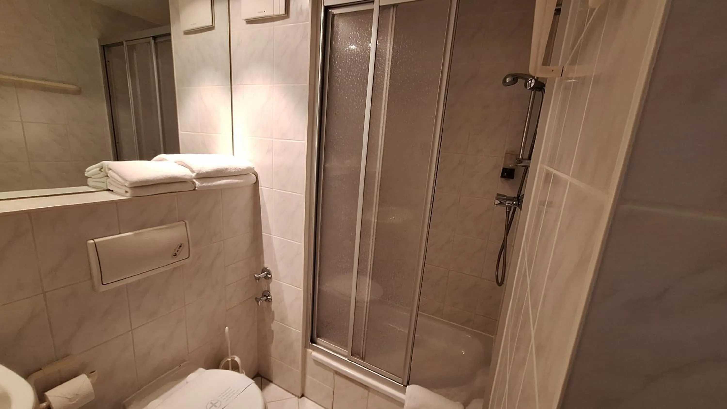 Shower in Solitaire Hotel