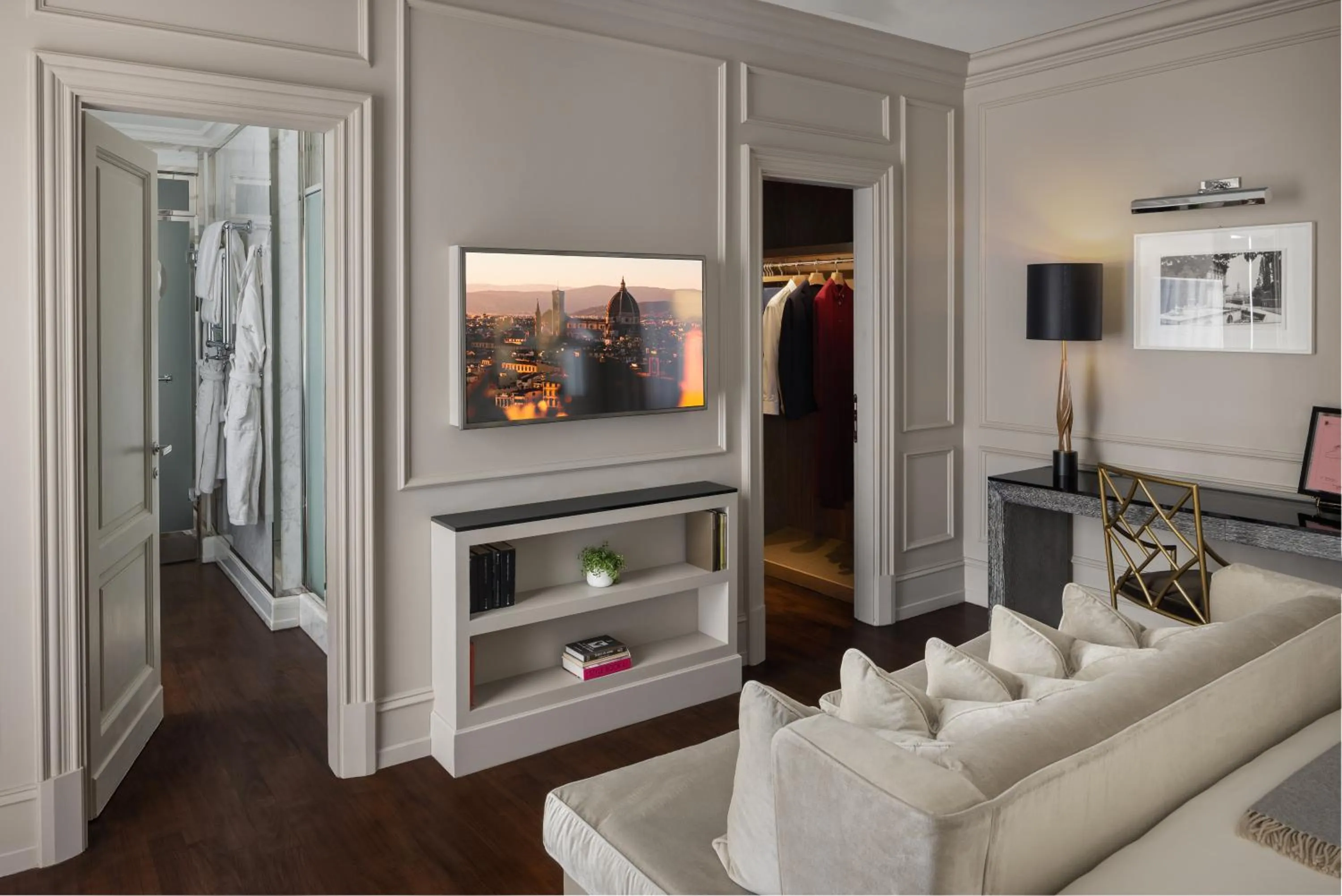 TV and multimedia in Portrait Firenze - Lungarno Collection