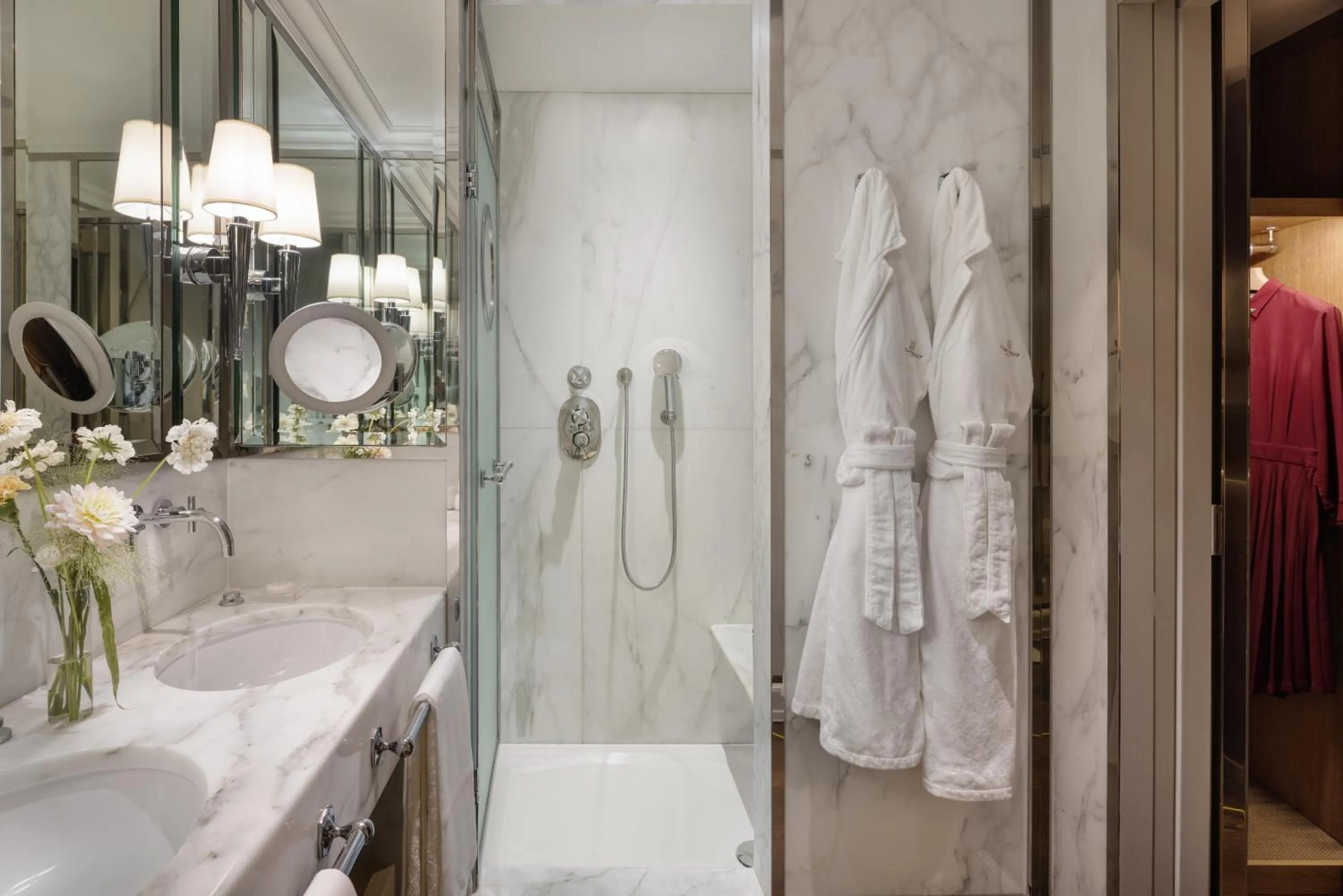 Shower in Portrait Firenze - Lungarno Collection