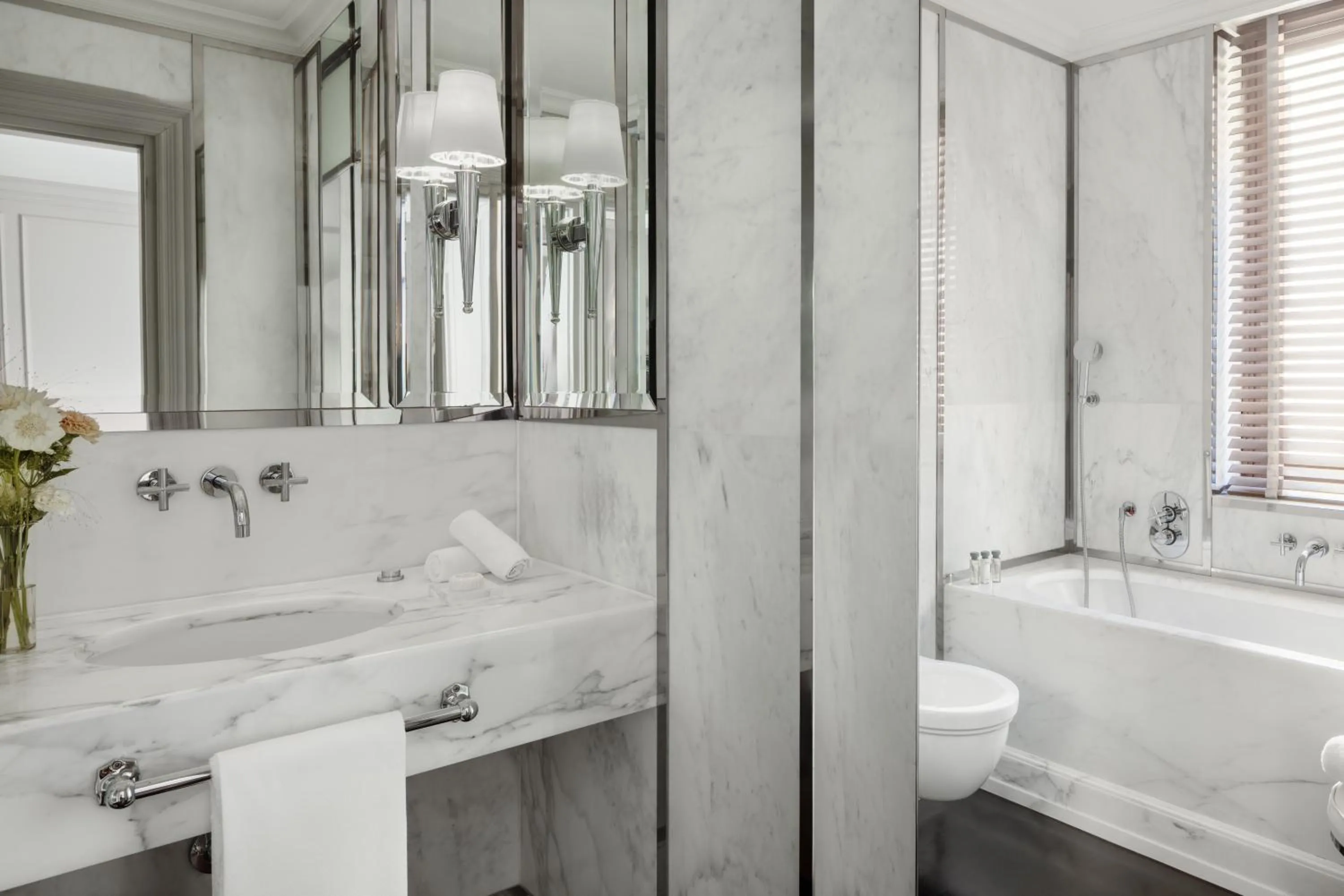 Bathroom in Portrait Firenze - Lungarno Collection