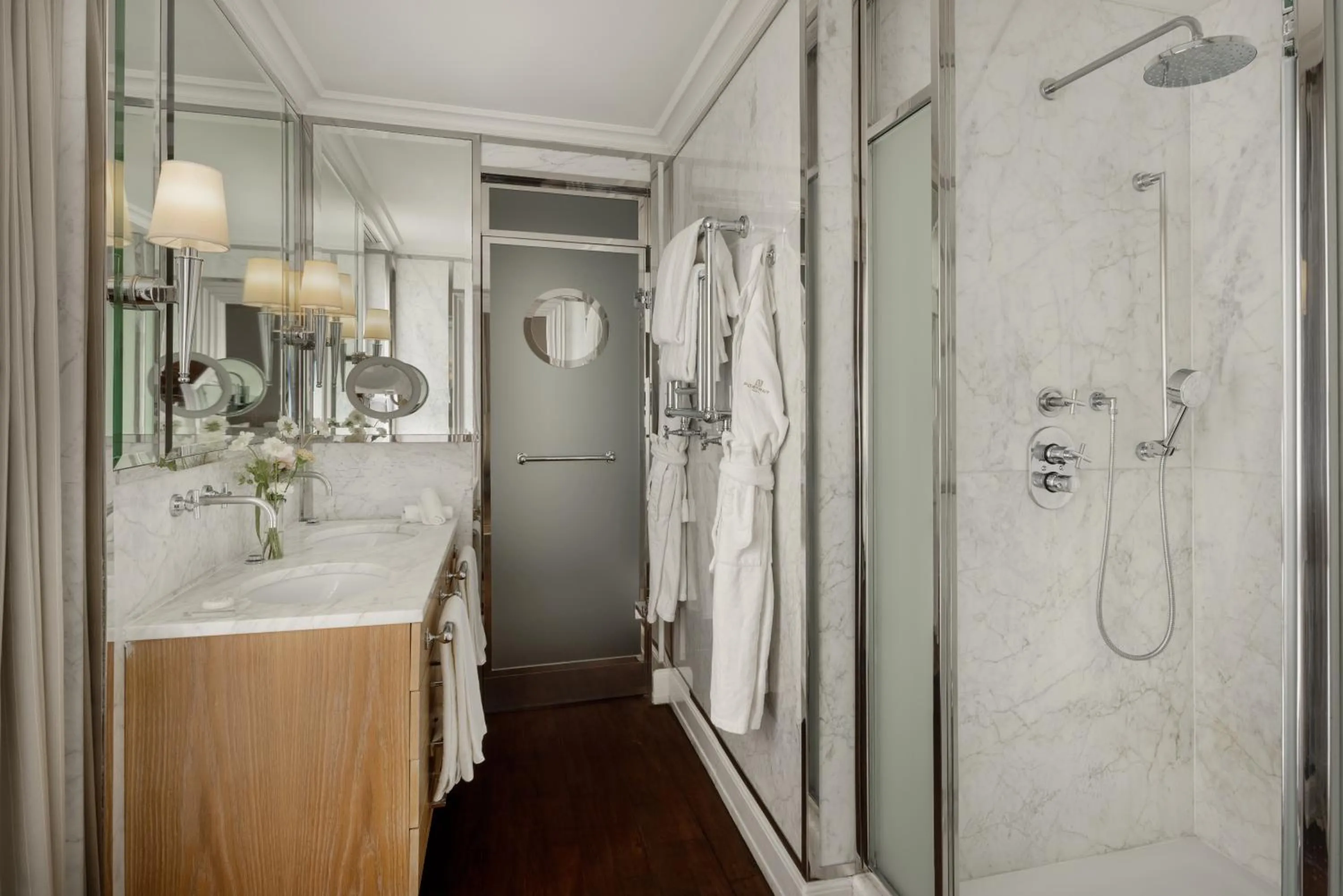 Shower in Portrait Firenze - Lungarno Collection