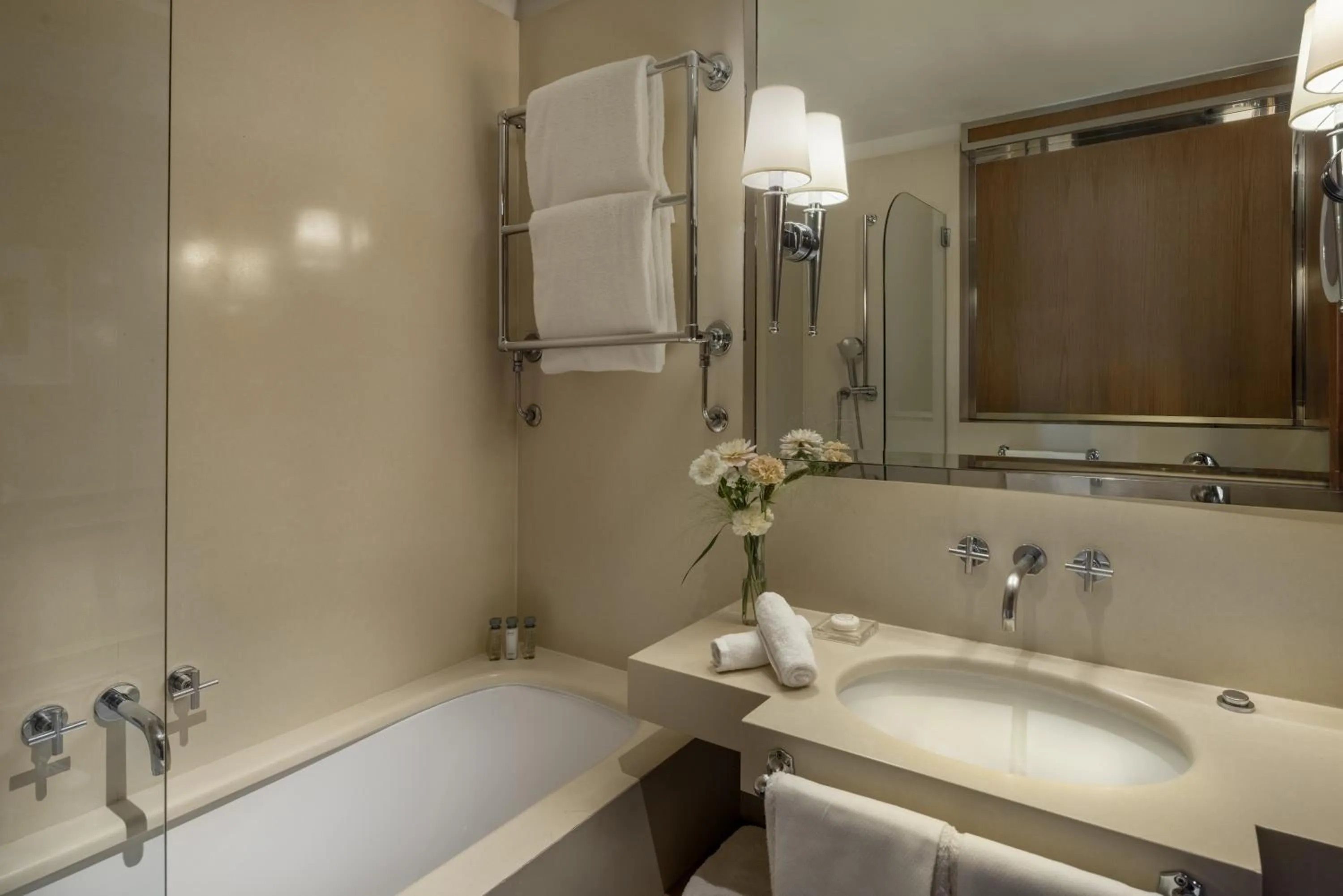 Bathroom in Portrait Firenze - Lungarno Collection