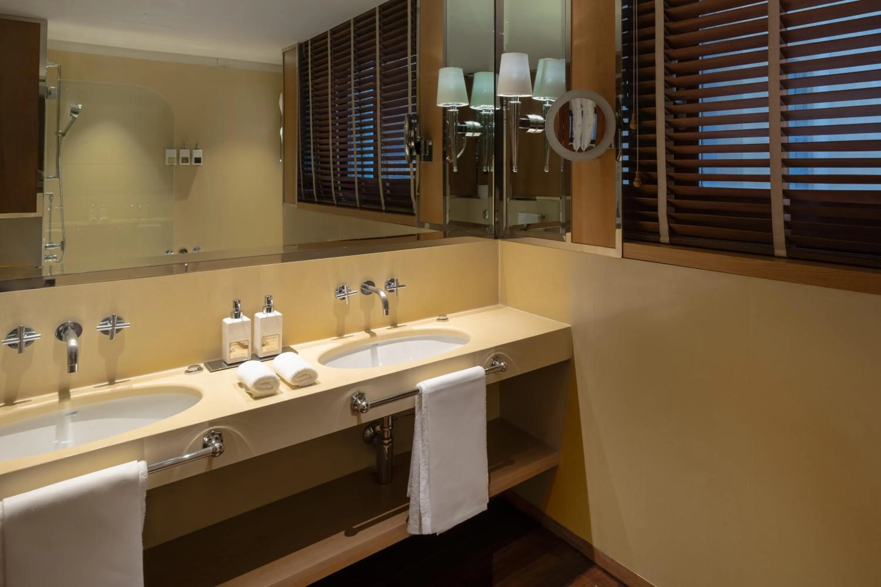 Bathroom in Portrait Firenze - Lungarno Collection