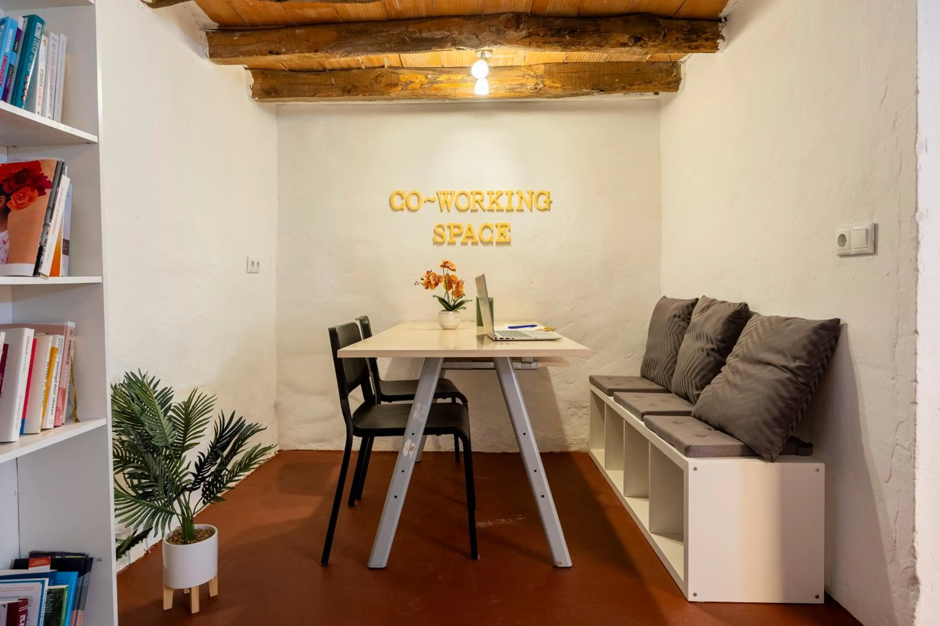 Library in B&B Casa Vitalidad