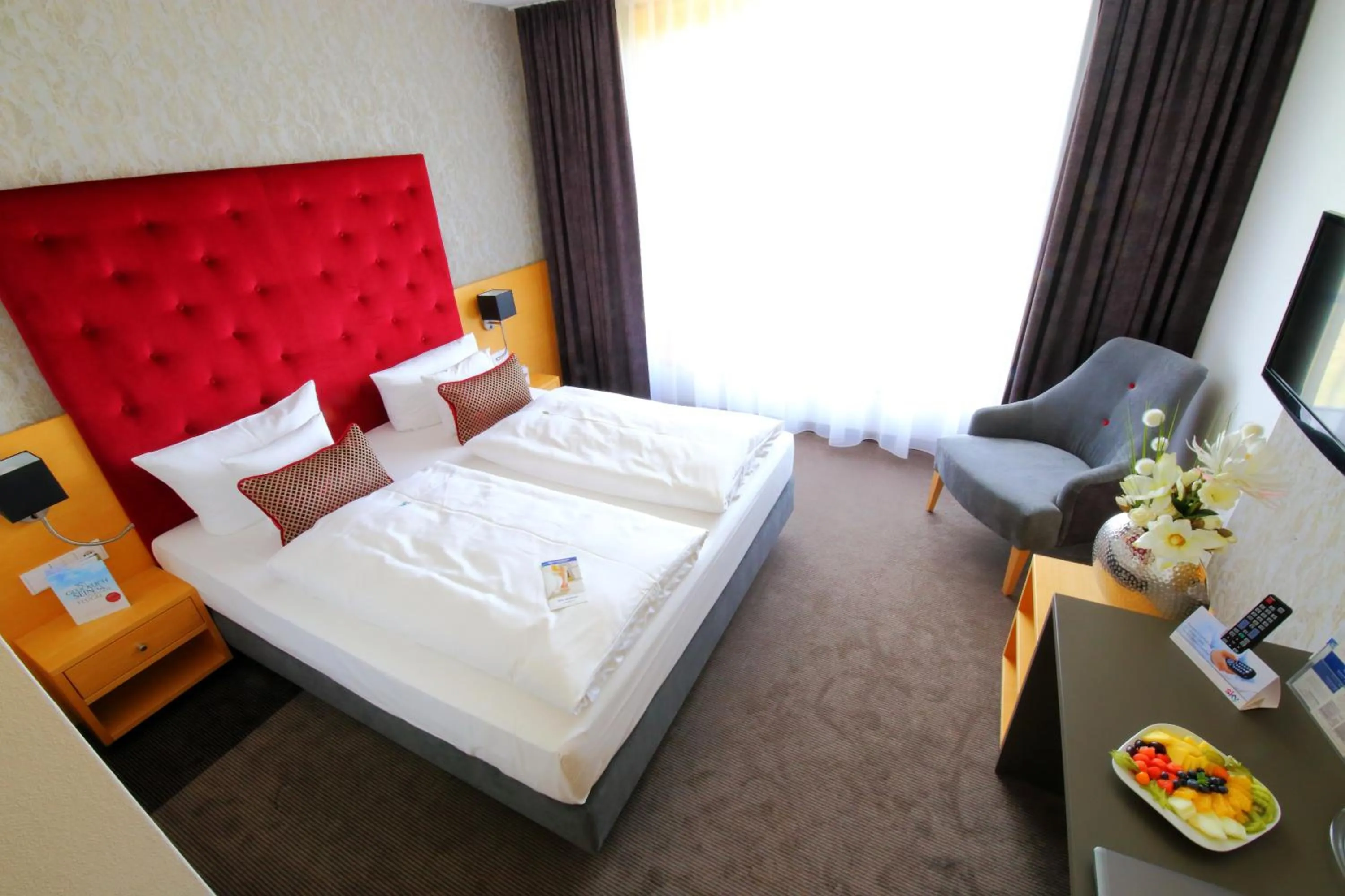 Photo of the whole room, Bed in rugs Hotel am Schlosspark Lichtenwalde