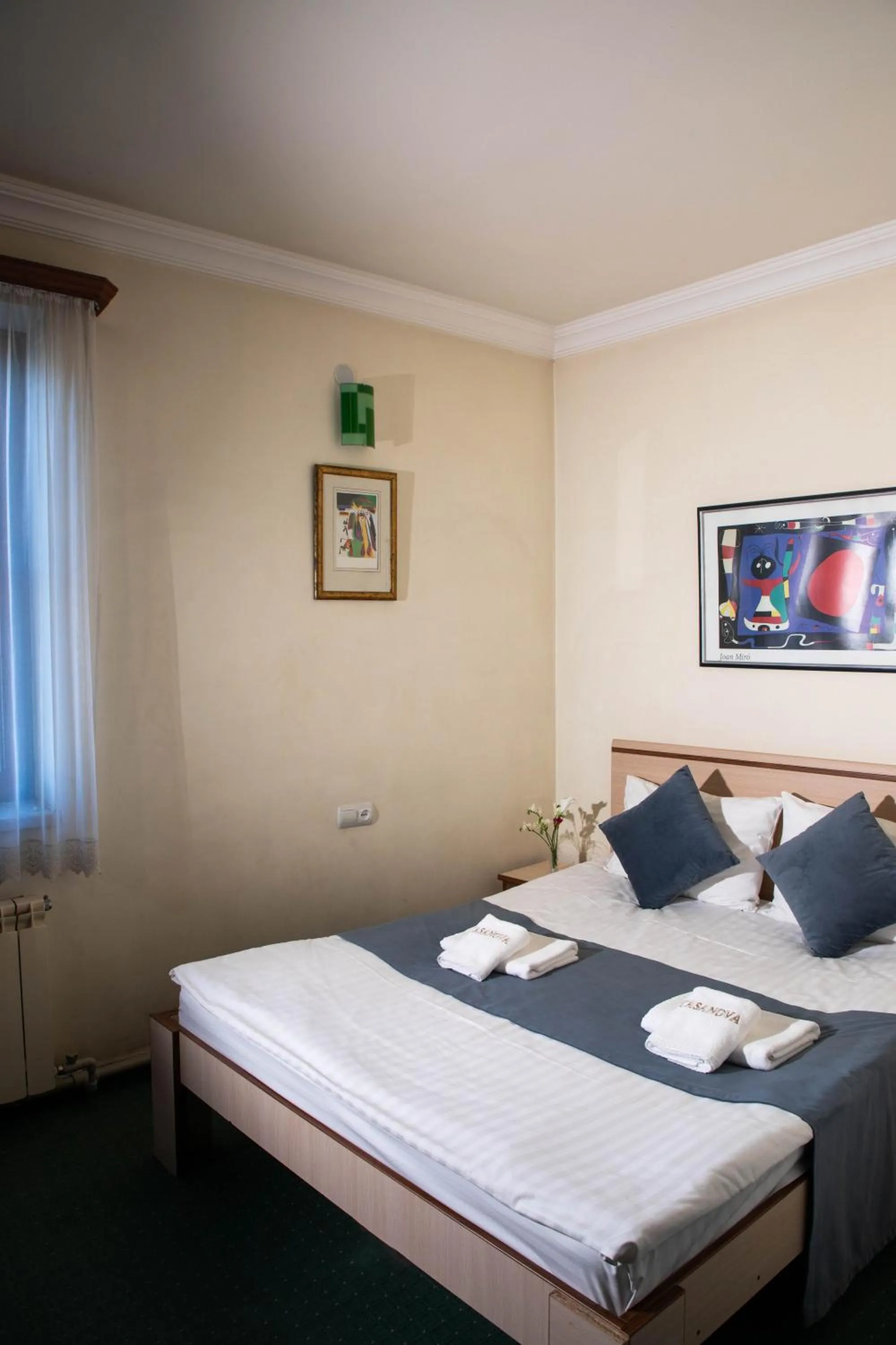 wardrobe, Bed in Casanova Inn - Boutique Hotel