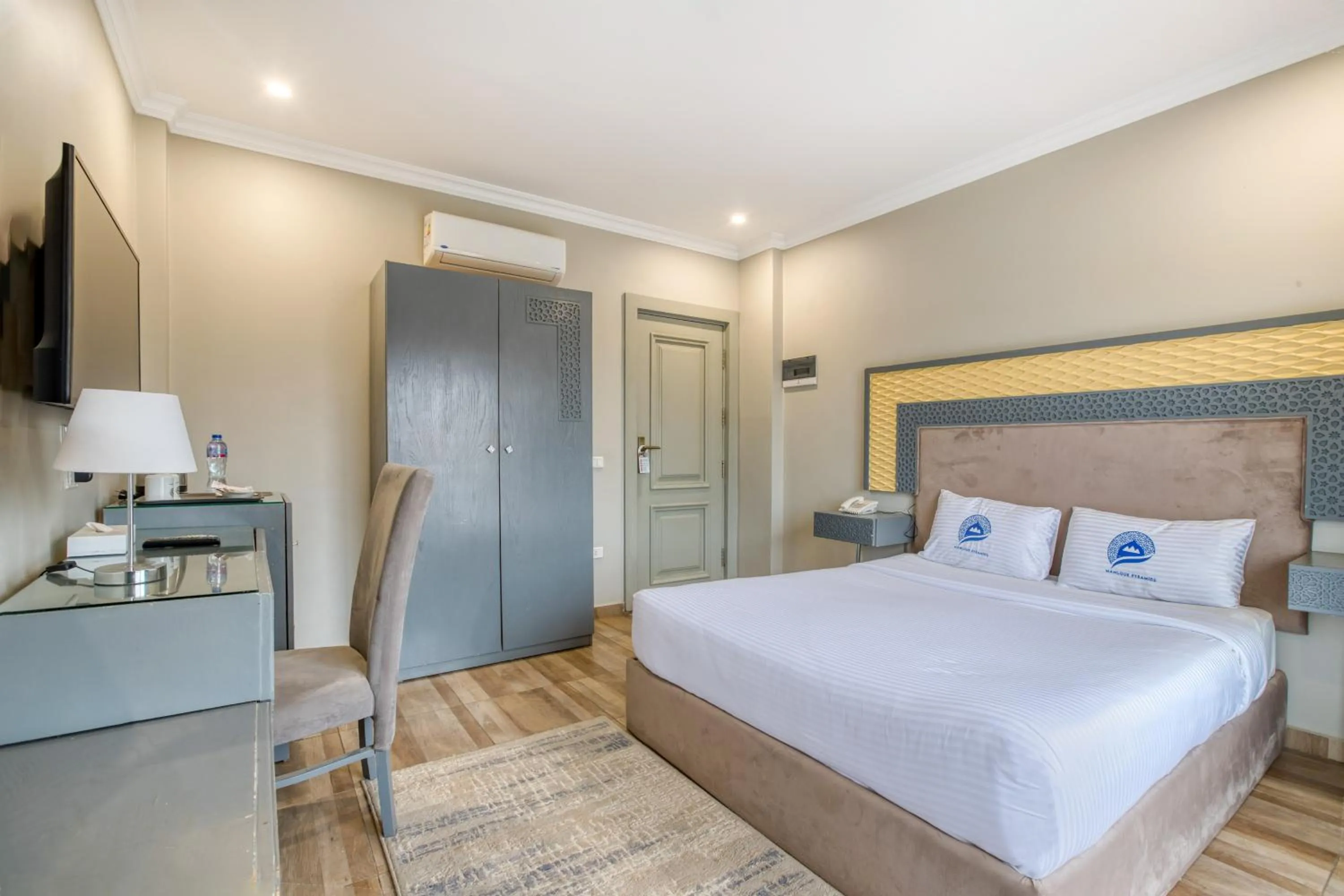 Bedroom, Bed in Mamlouk Pyramids Hotel