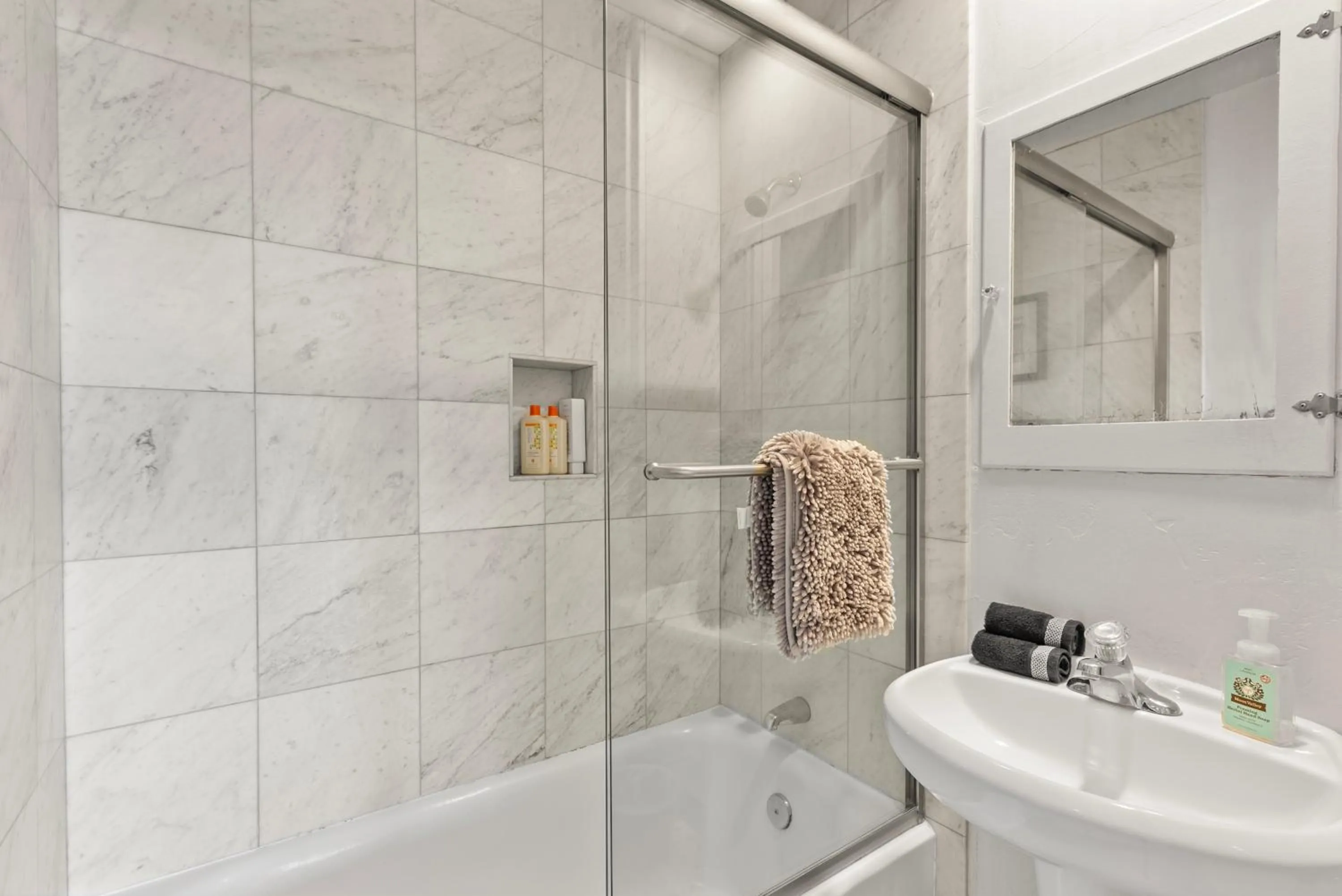 26' SUNDECK OCEAN Panoramic VIEWS with AC Fast WiFi -902Mbps