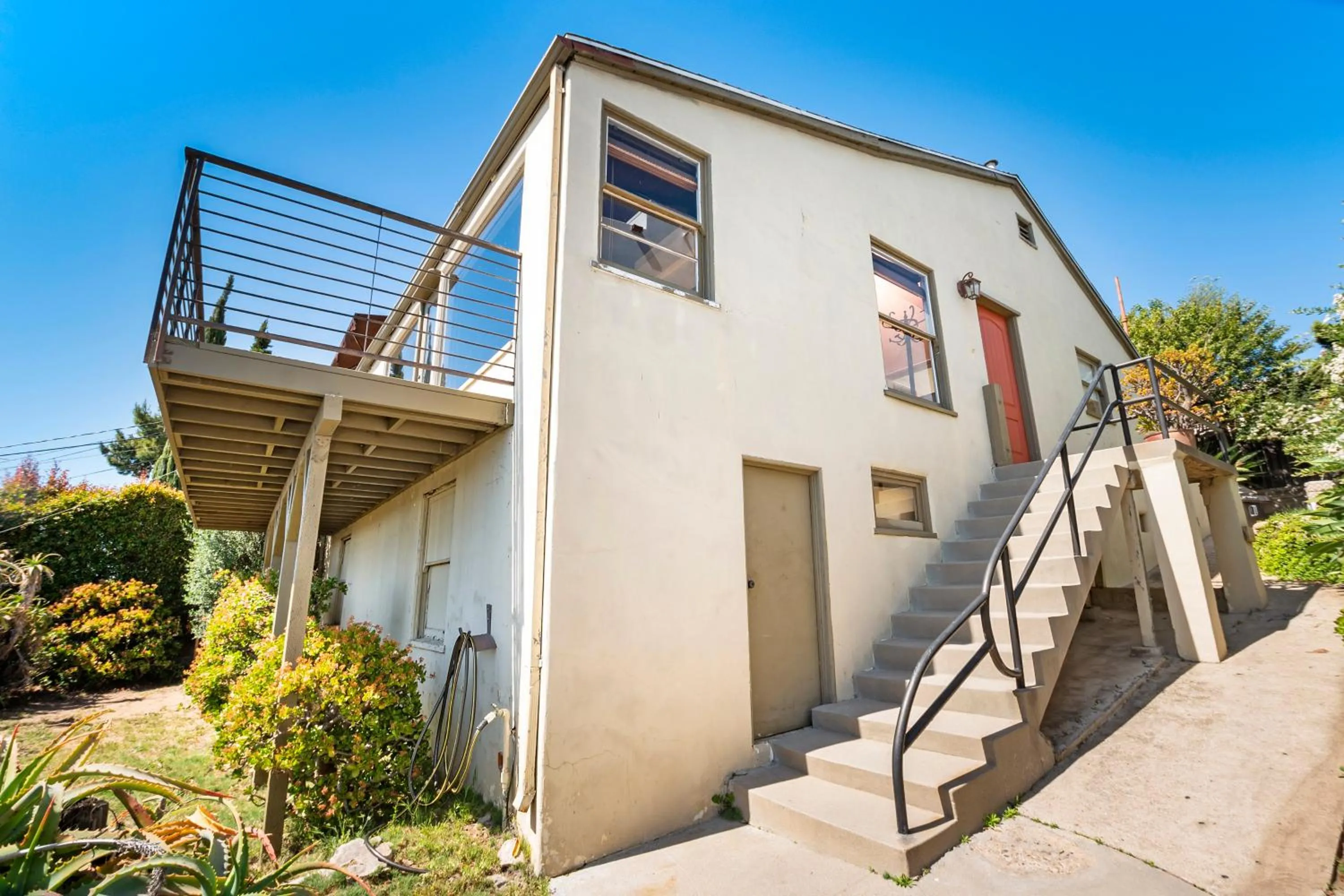 Property building in 26' SUNDECK OCEAN Panoramic VIEWS with AC Fast WiFi -902Mbps