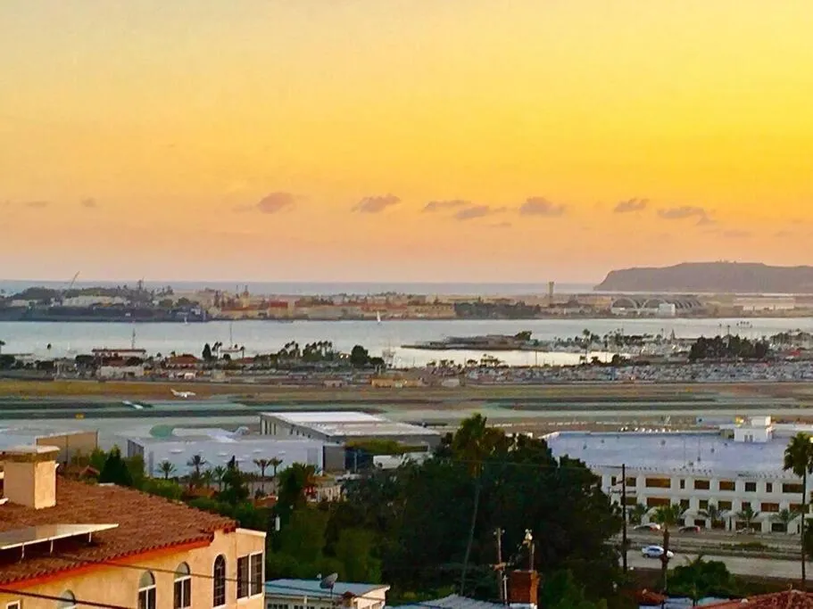 26' SUNDECK OCEAN Panoramic VIEWS with AC Fast WiFi -902Mbps