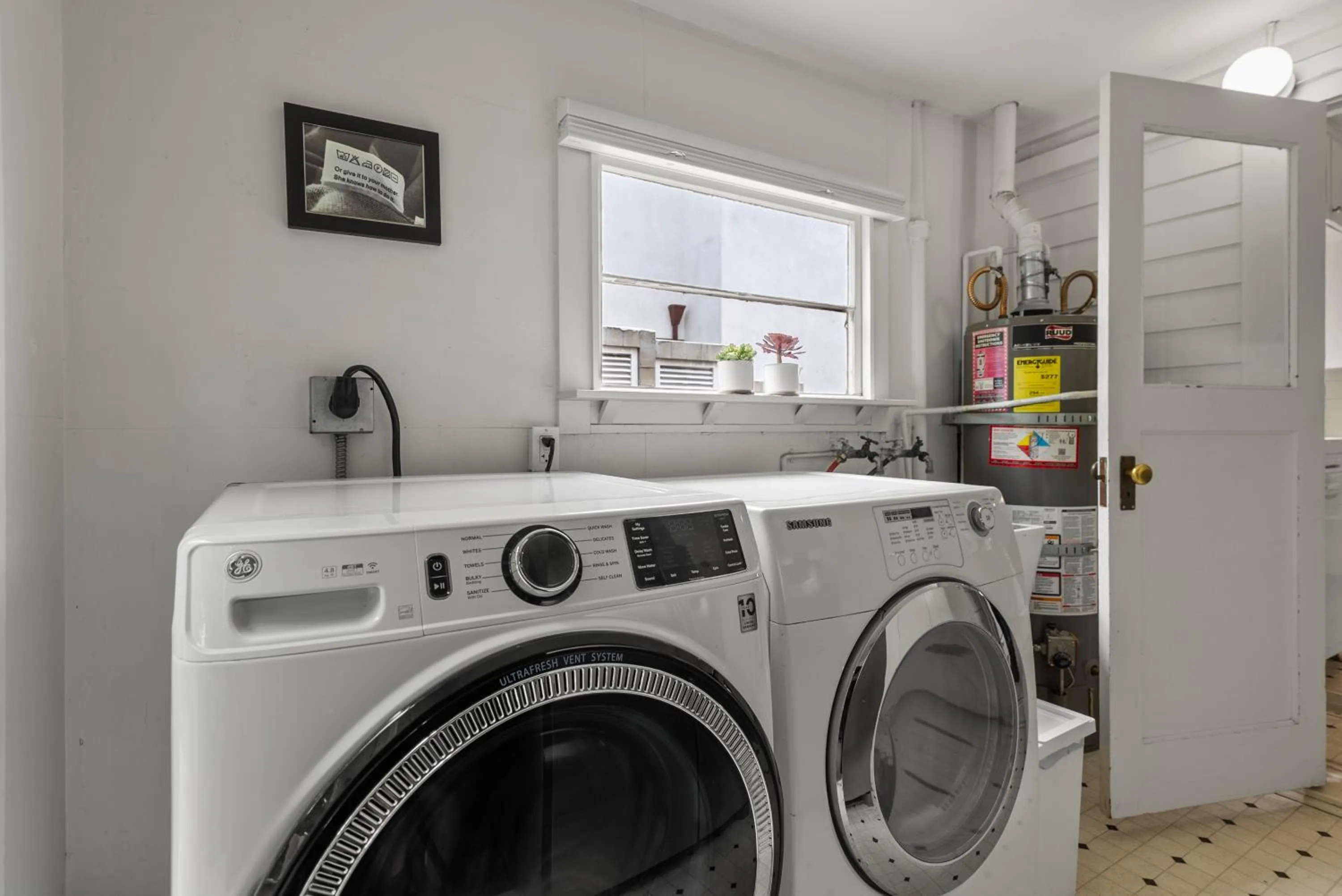 26' SUNDECK OCEAN Panoramic VIEWS with AC Fast WiFi -902Mbps