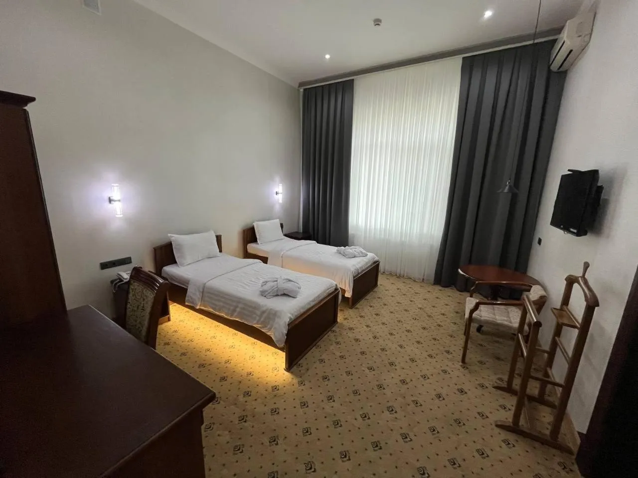 Restaurant/places to eat in Mixt Royal Palace