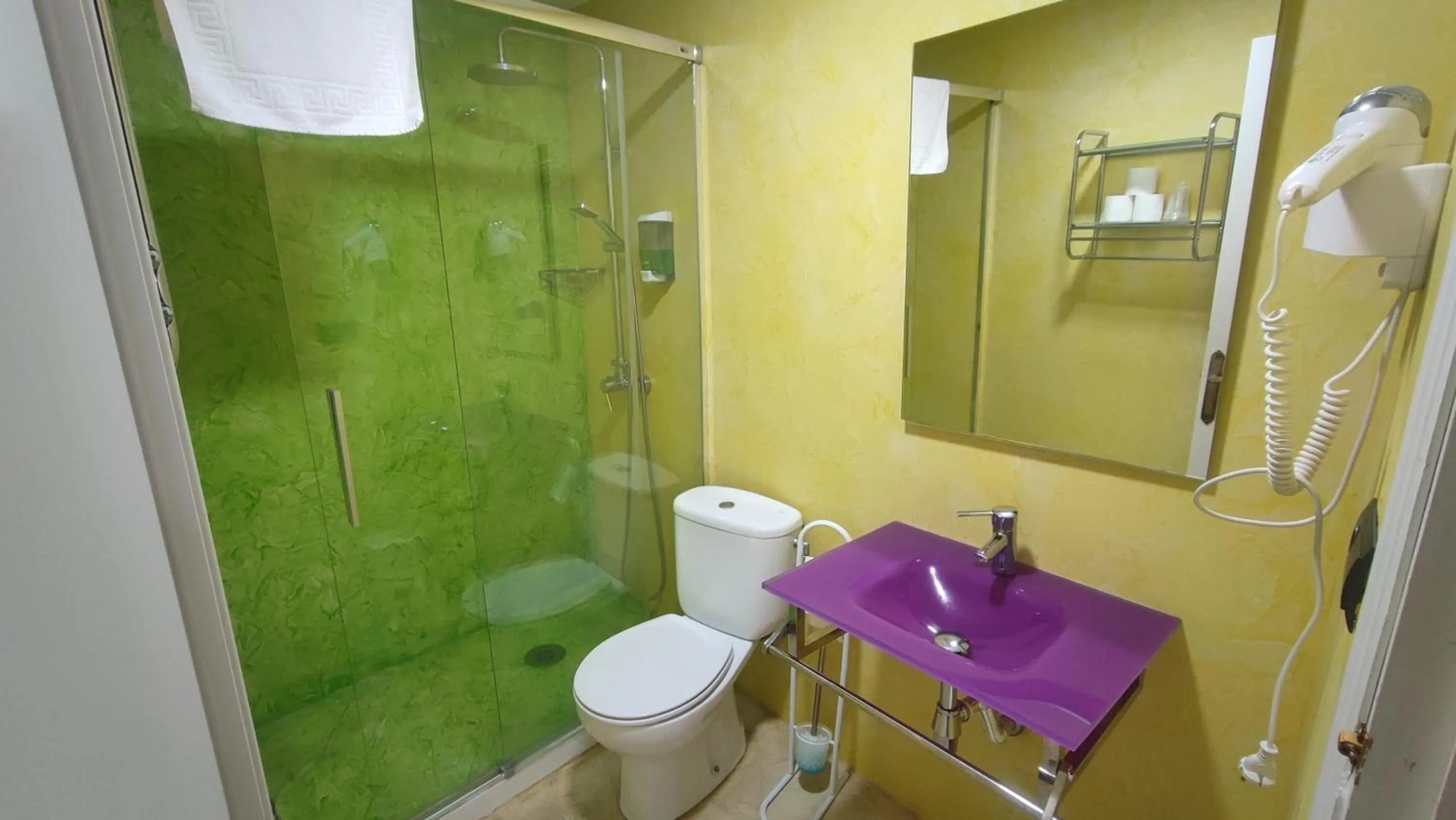 Shower in Hotel Aro'S