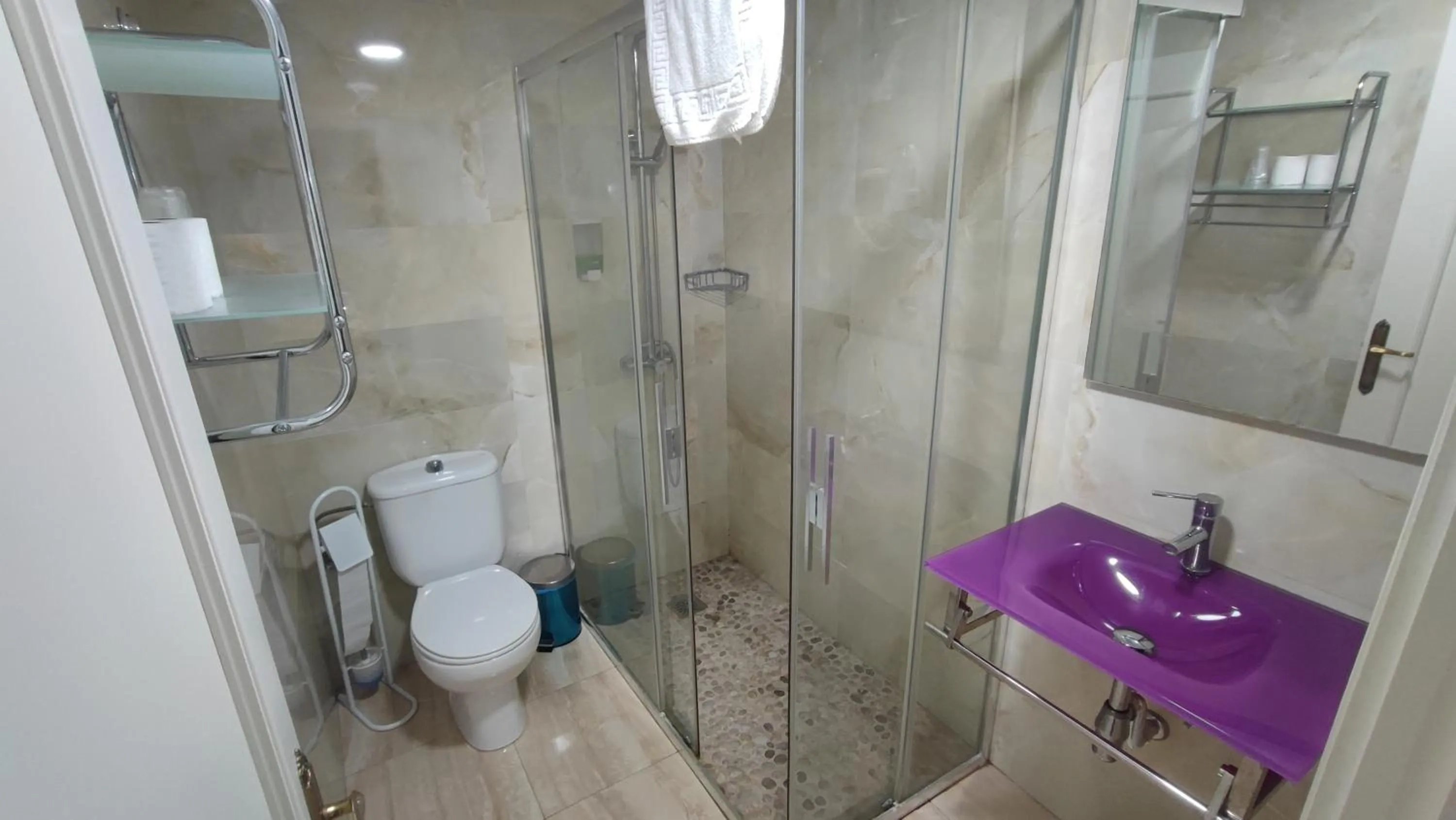 Shower in Hotel Aro'S