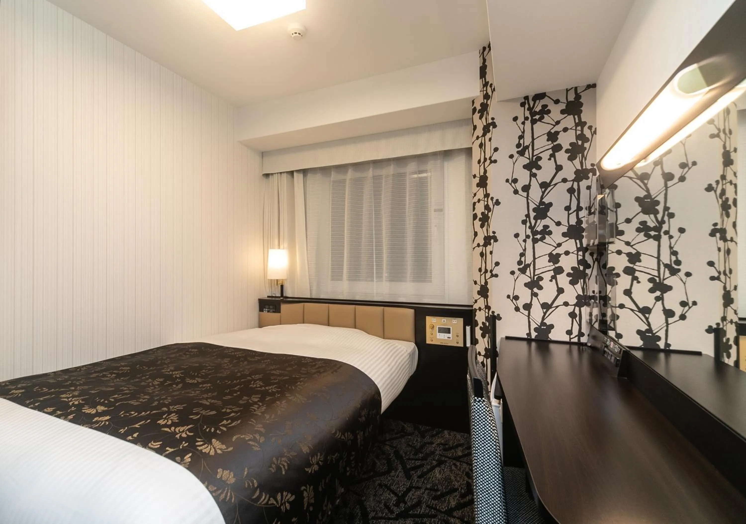 Photo of the whole room, Bed in APA Hotel Namba Shinsaibashi Nishi