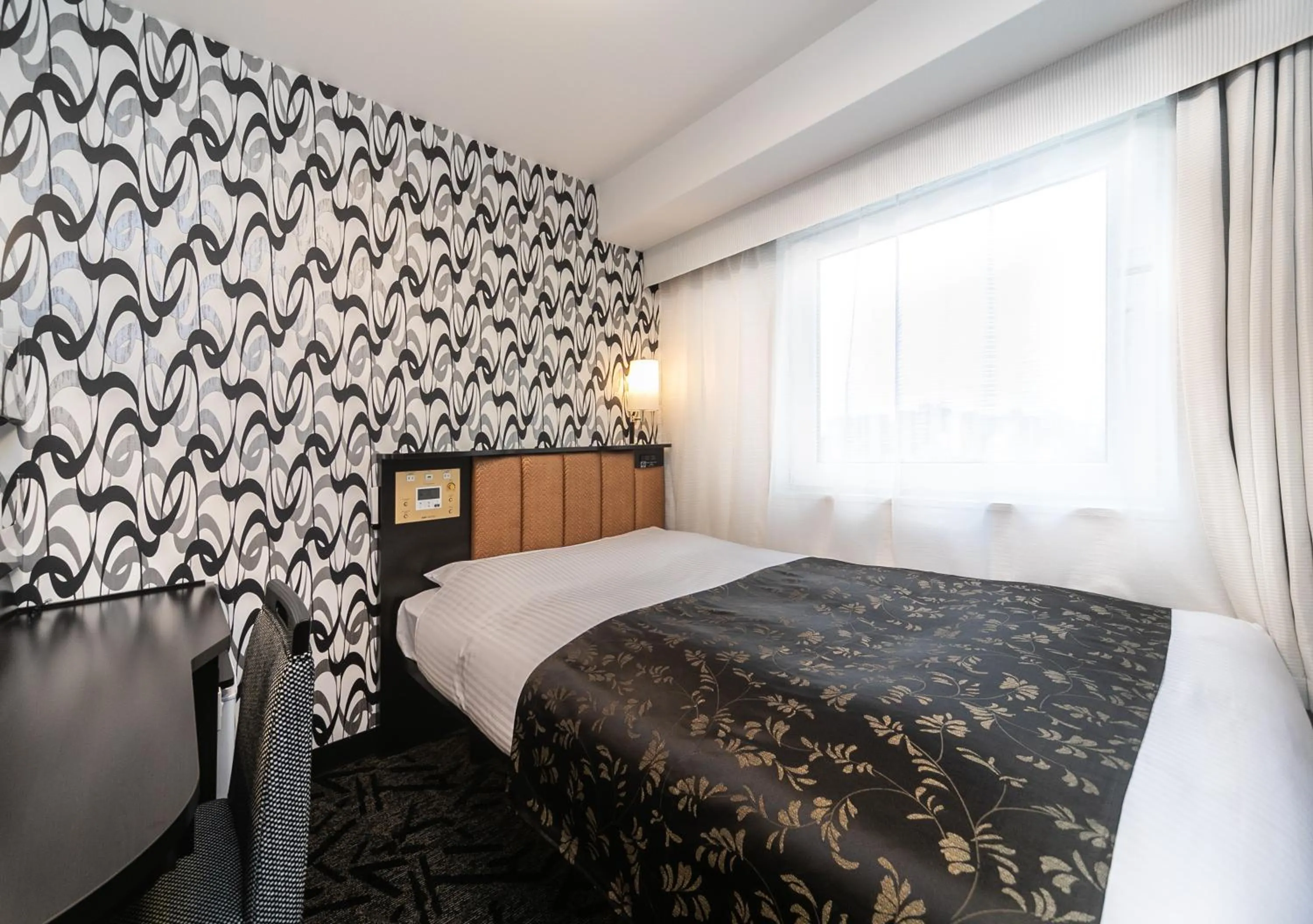 Photo of the whole room, Bed in APA Hotel Namba Shinsaibashi Nishi