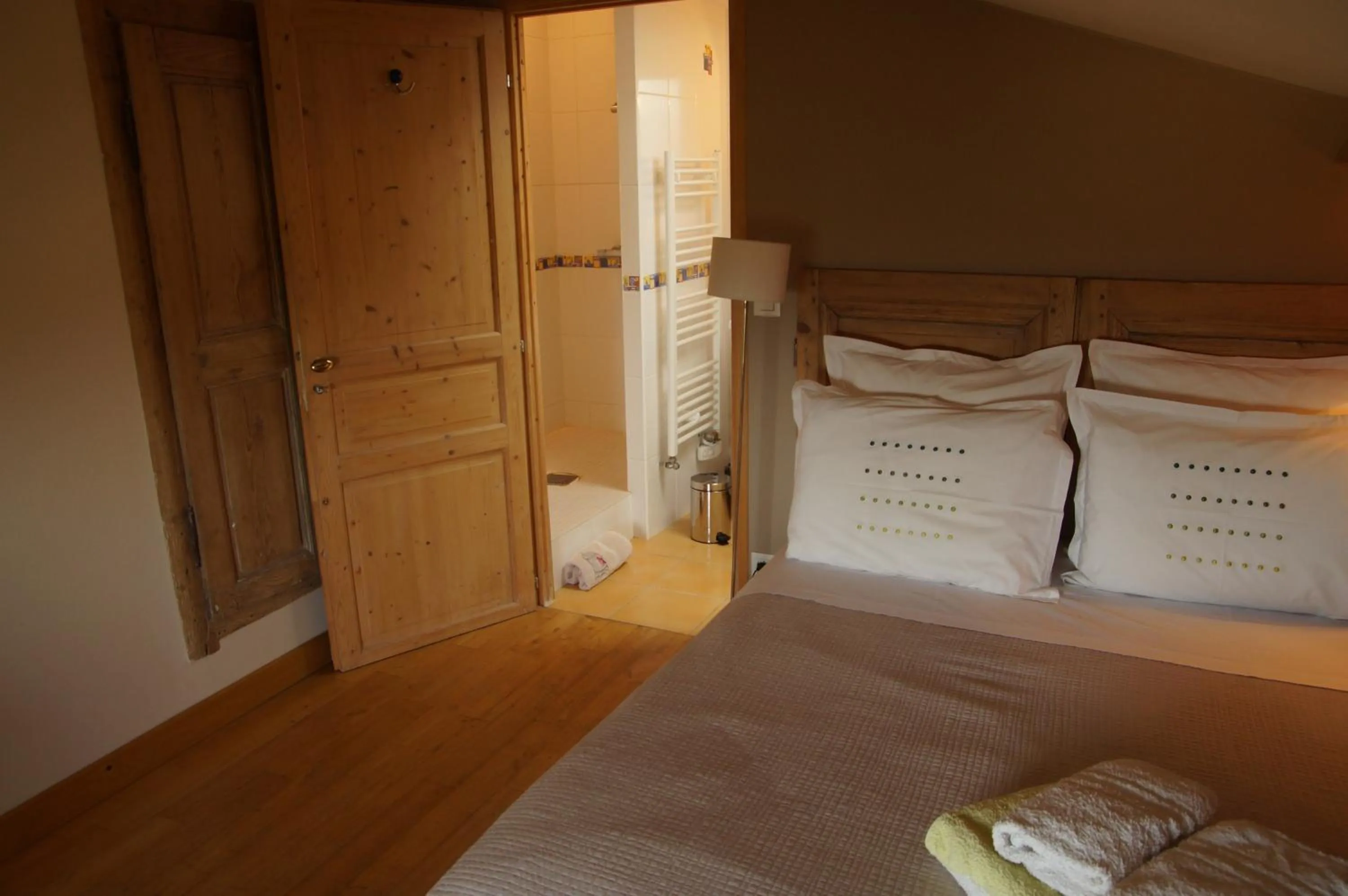 Shower, Bed in Le Grand Noë