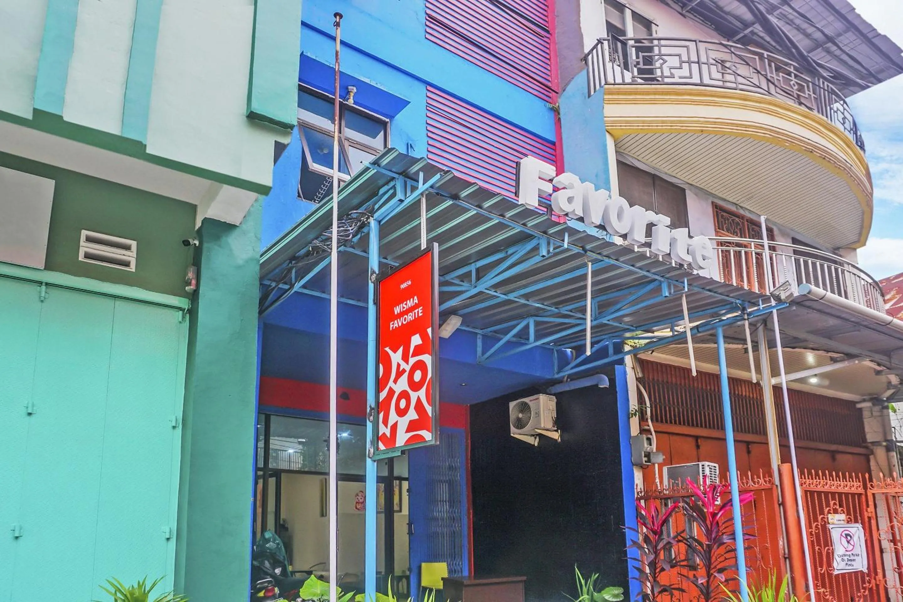 Facade/entrance in Hotel O Wisma Favorite Makassar Near Benteng Rotterdam