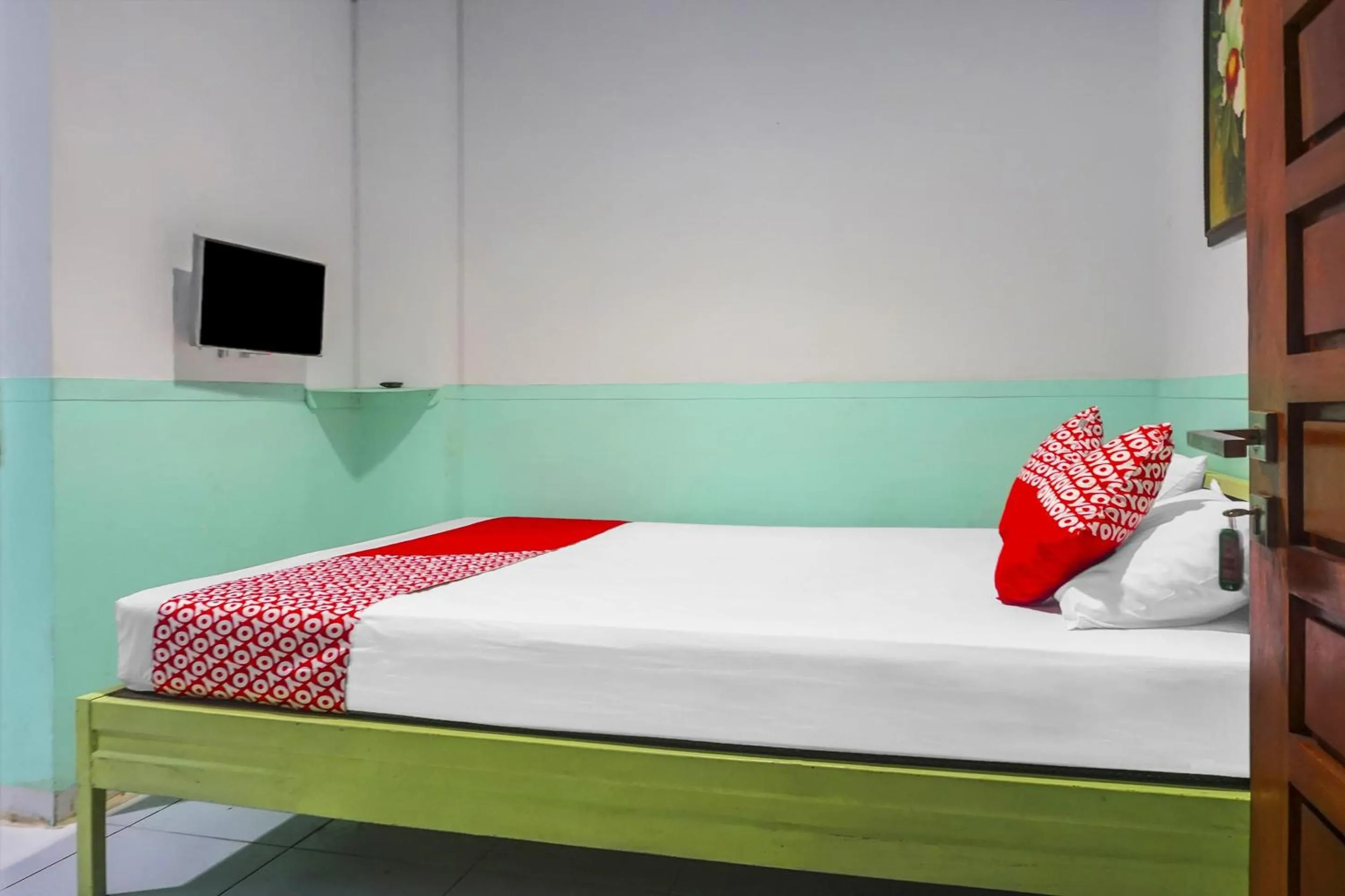 Bedroom in Hotel O Wisma Favorite Makassar Near Benteng Rotterdam