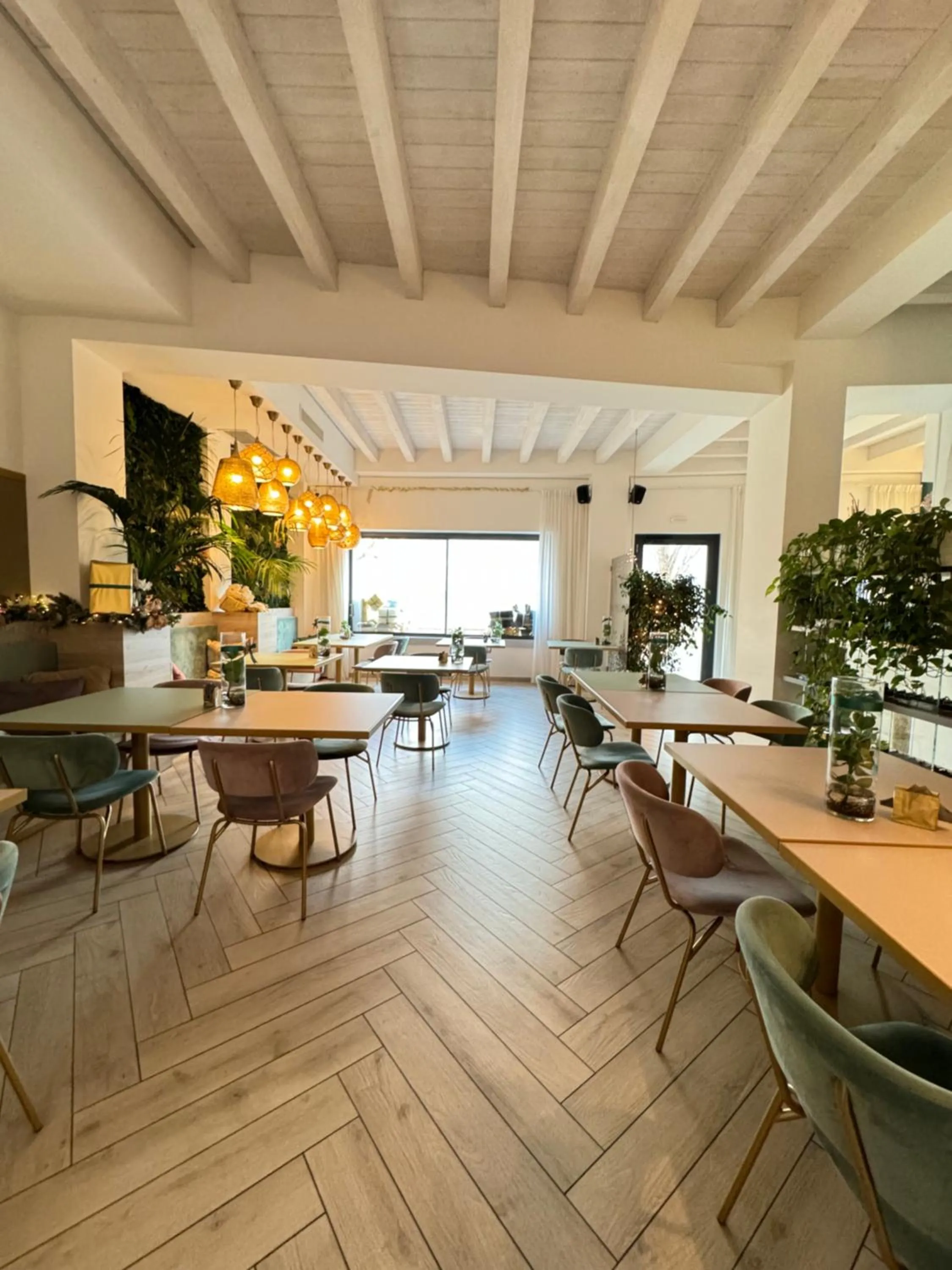 Restaurant/places to eat in LUXURY SUITES ROCOPOM - Lake Front