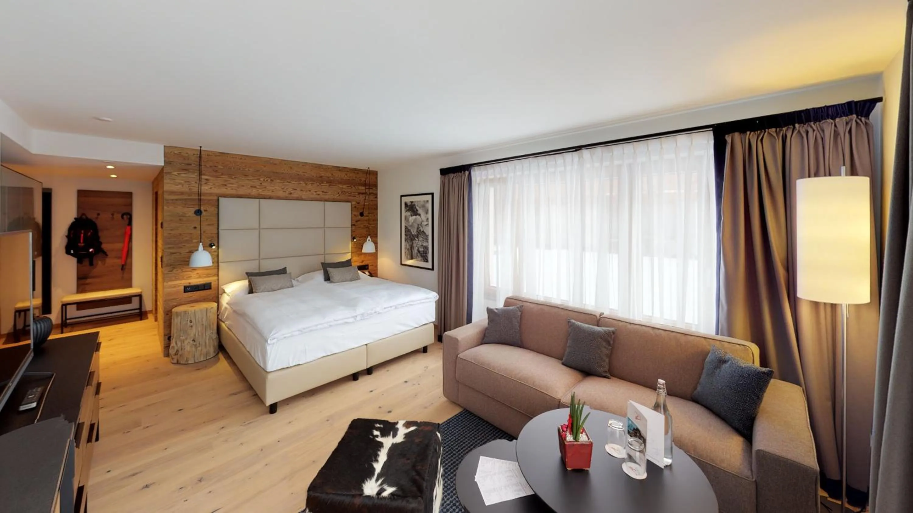 Photo of the whole room, Bed in Walliserhof Grand-Hotel & Spa Relais & Châteaux