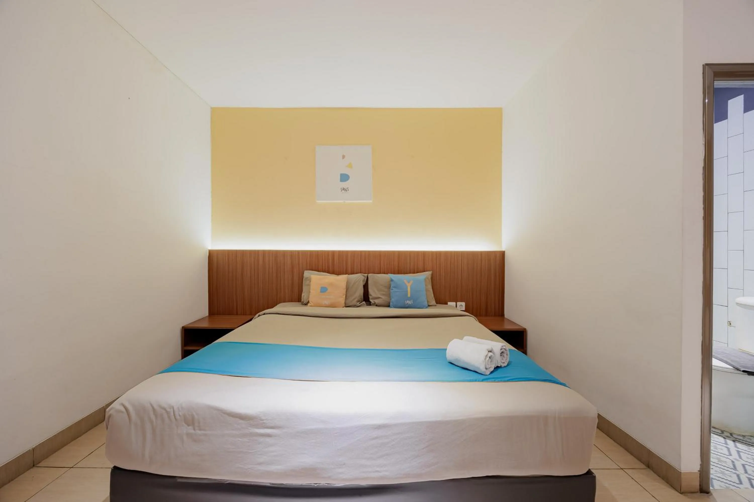 Bedroom, Bed in Sans Hotel Roxy Jakarta