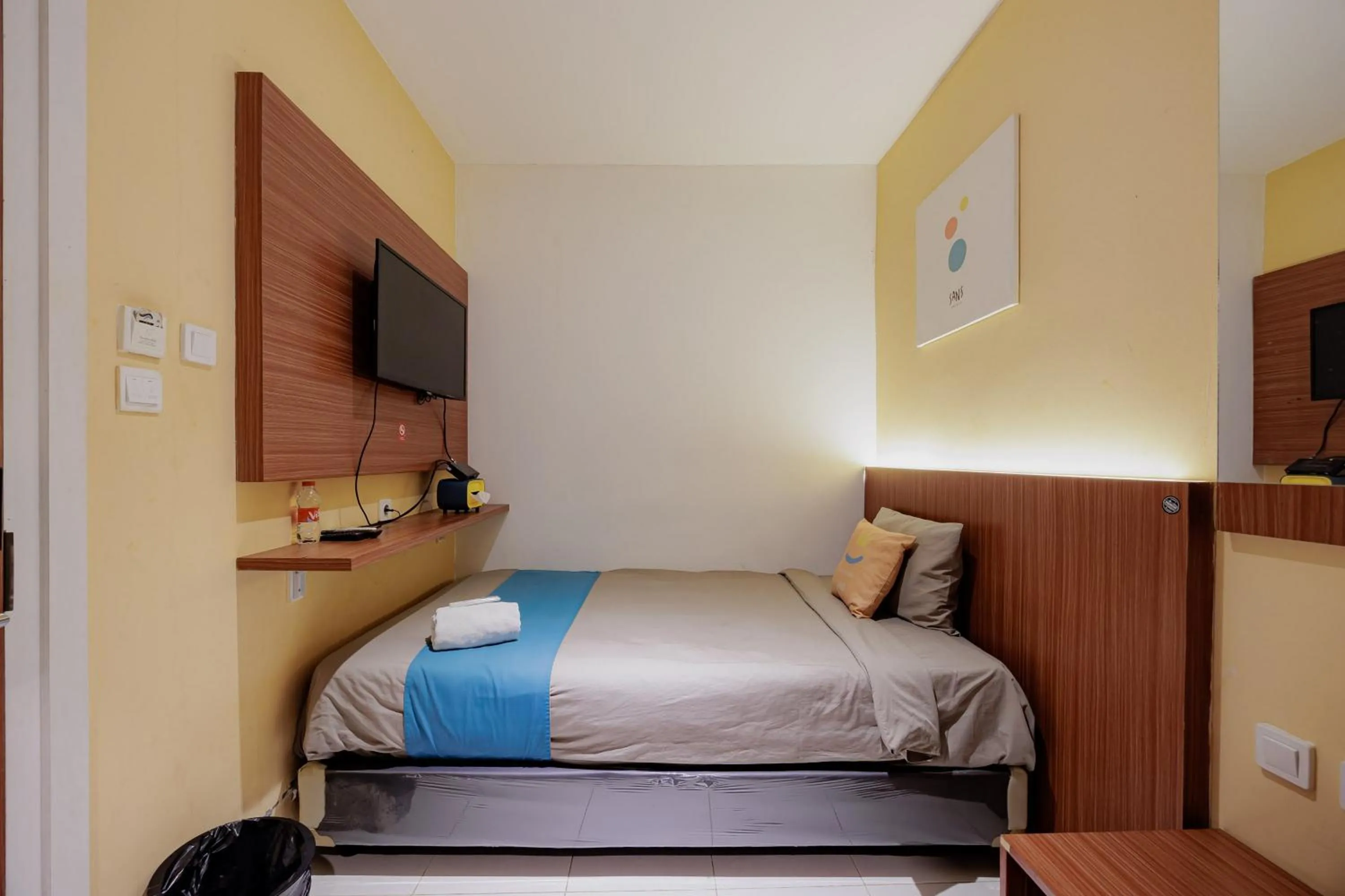 Bedroom, Bed in Sans Hotel Roxy Jakarta