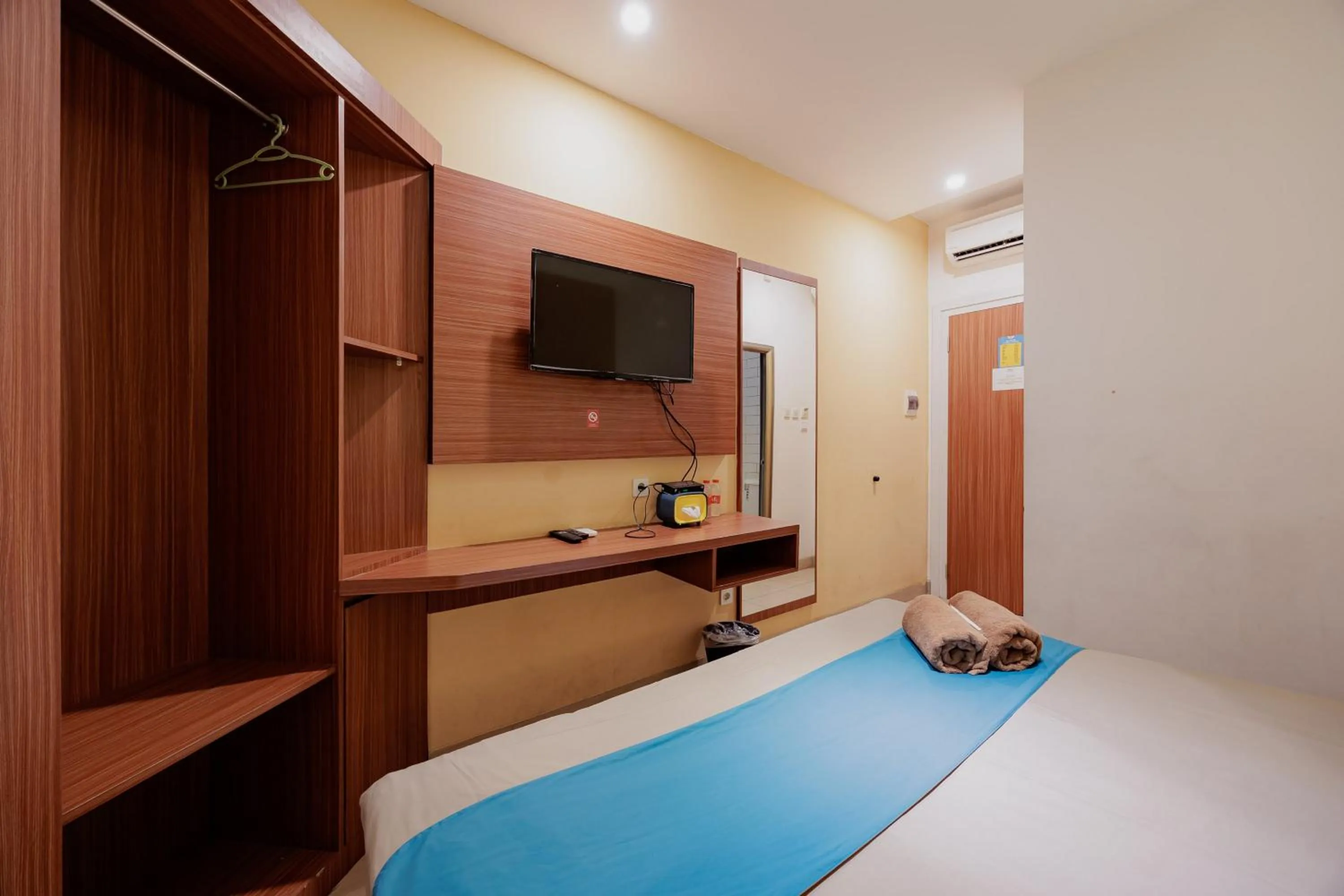 Bedroom, Bed in Sans Hotel Roxy Jakarta