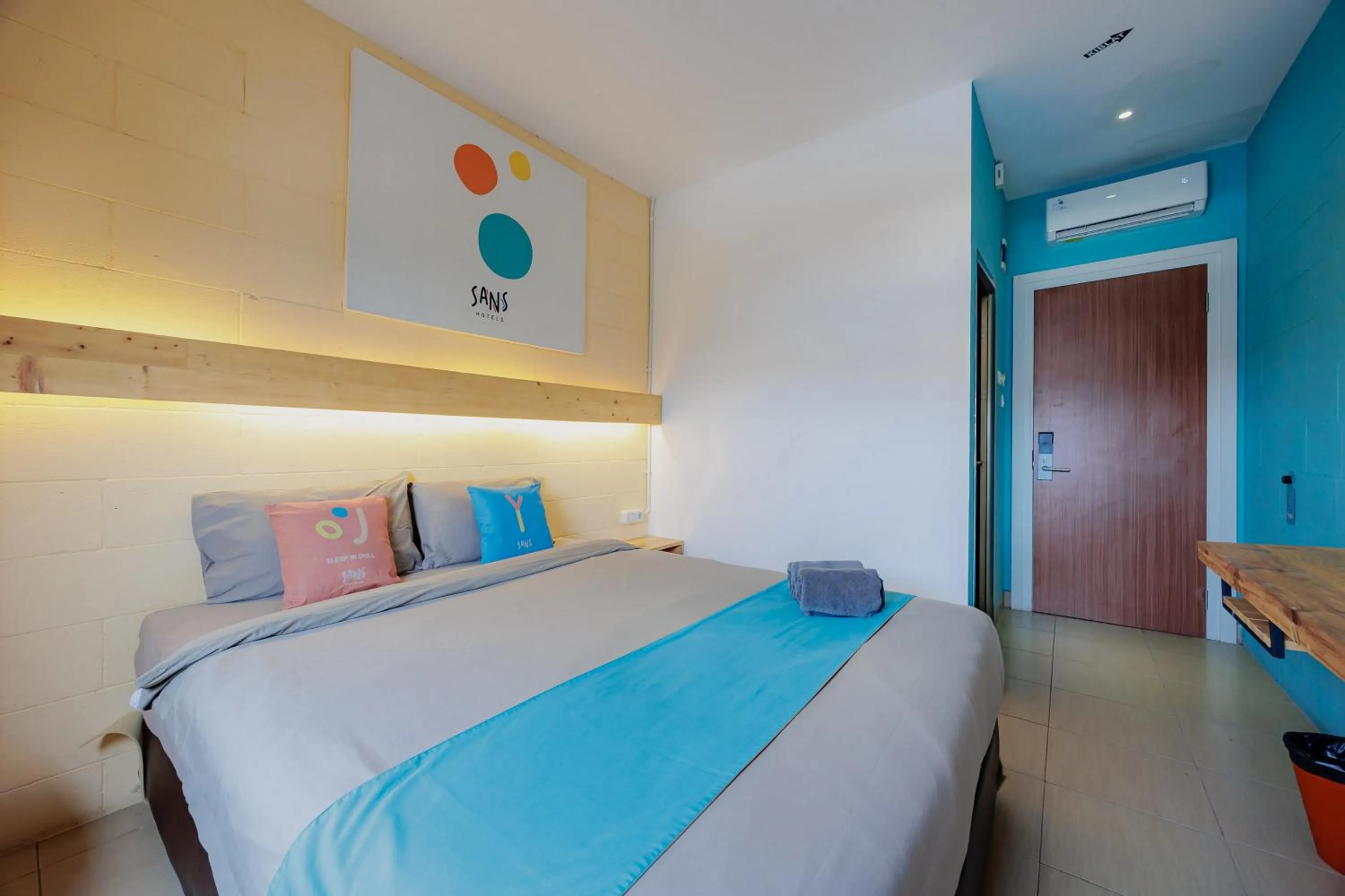 Bedroom, Bed in Sans Hotel Roxy Jakarta