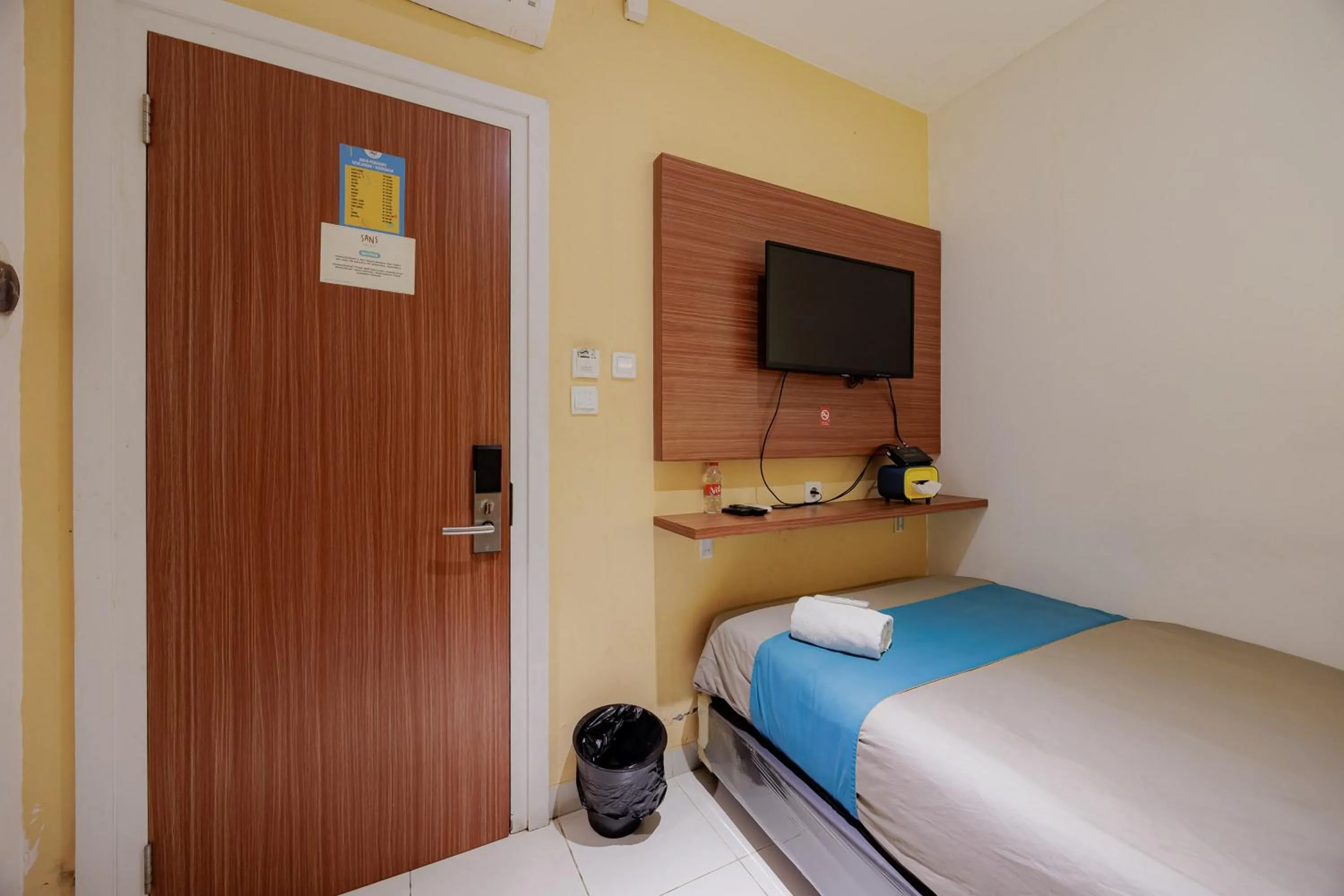 Bedroom, Bed in Sans Hotel Roxy Jakarta