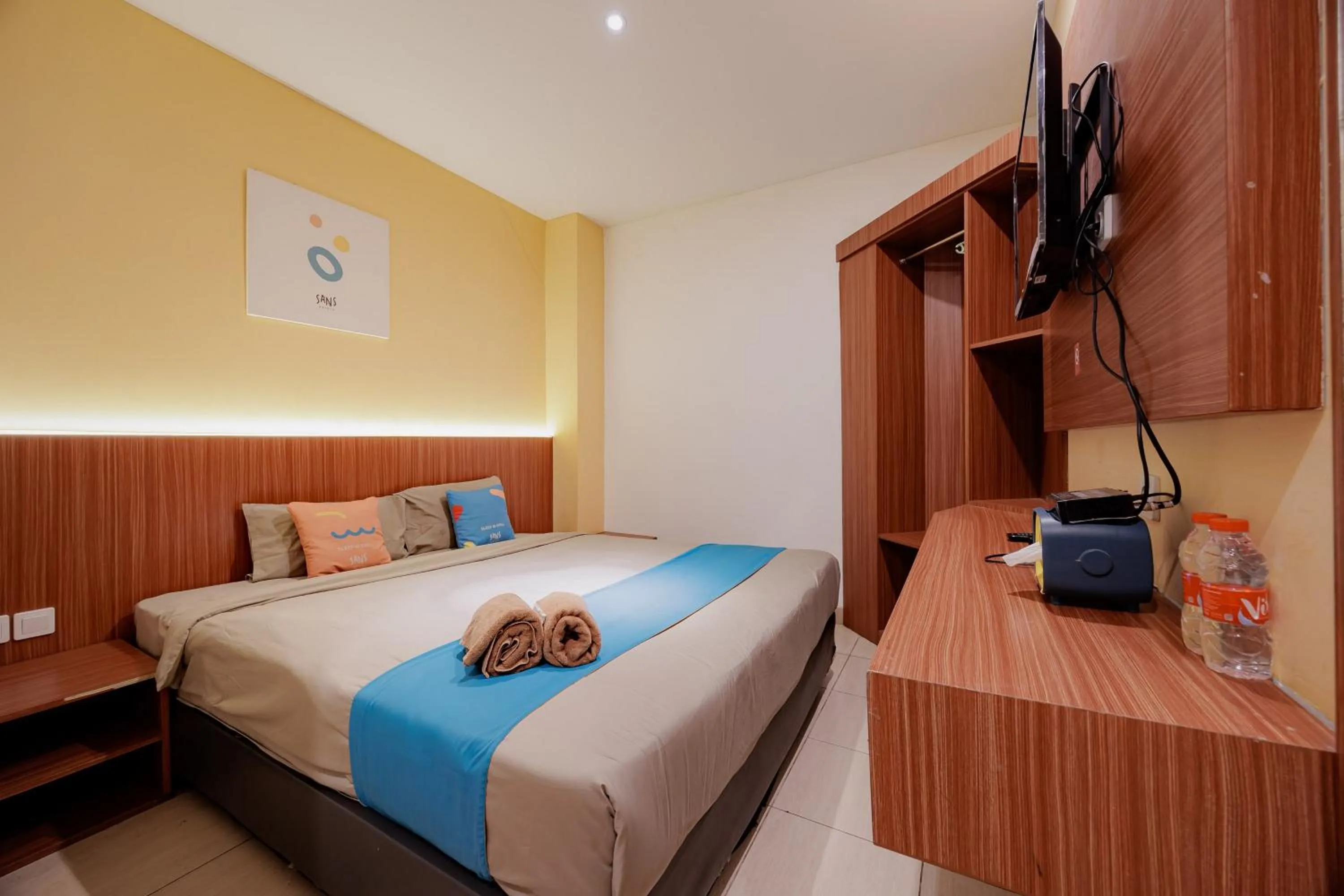 Bedroom, Bed in Sans Hotel Roxy Jakarta