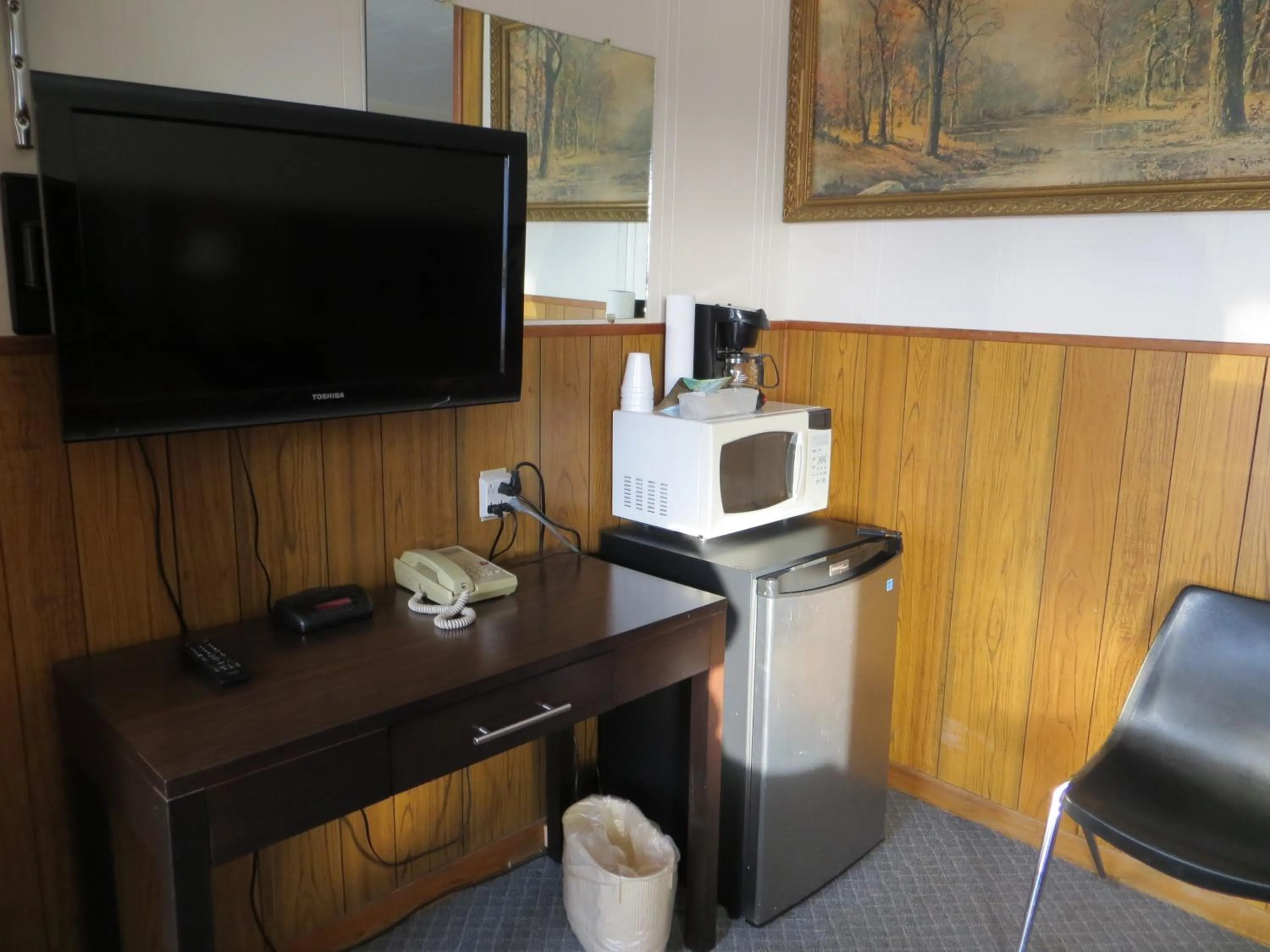 TV and multimedia in Sundown Motel